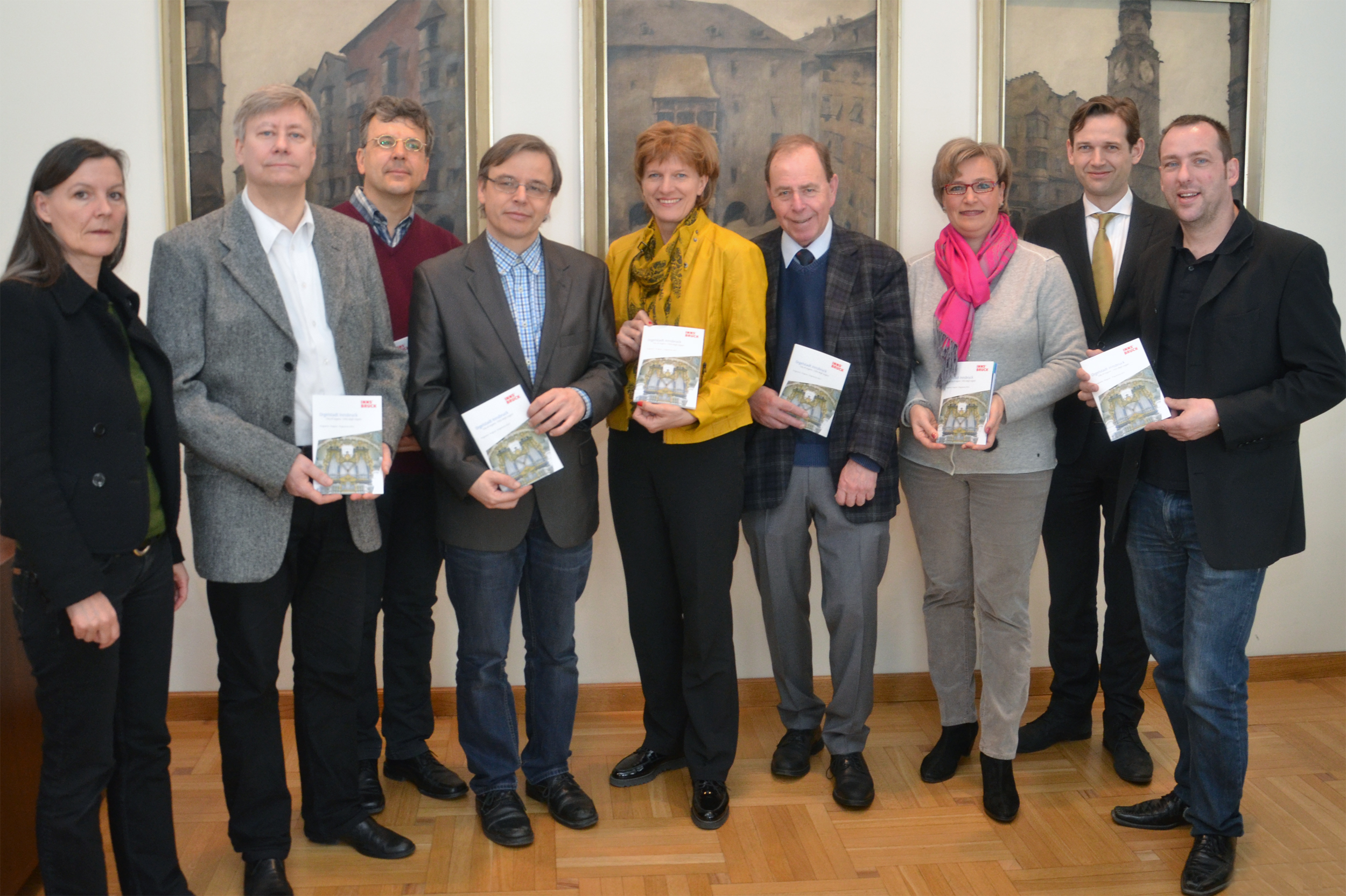 (v.l.) Kulturamtsleiterin Maria-Luise Mayr, Kurt Estermann (Organist Wilten), Peter Waldner (Innsbrucker Abendmusik), Franz Gratl (Kustos Musiksammlung Tiroler Landesmuseen), Bürgermeisterin Christine Oppitz-Plörer, Reinhard Jaud (Domorganist), Birgit Neu (Abteilungsleitung Gesellschaft, Kultur, Gesundheit und Sport), Markus Korselt (Geschäftsführer Innsbrucker Festwochen der Alten Musik) und Karl Berger (Tiroler Volkskunstmuseum)