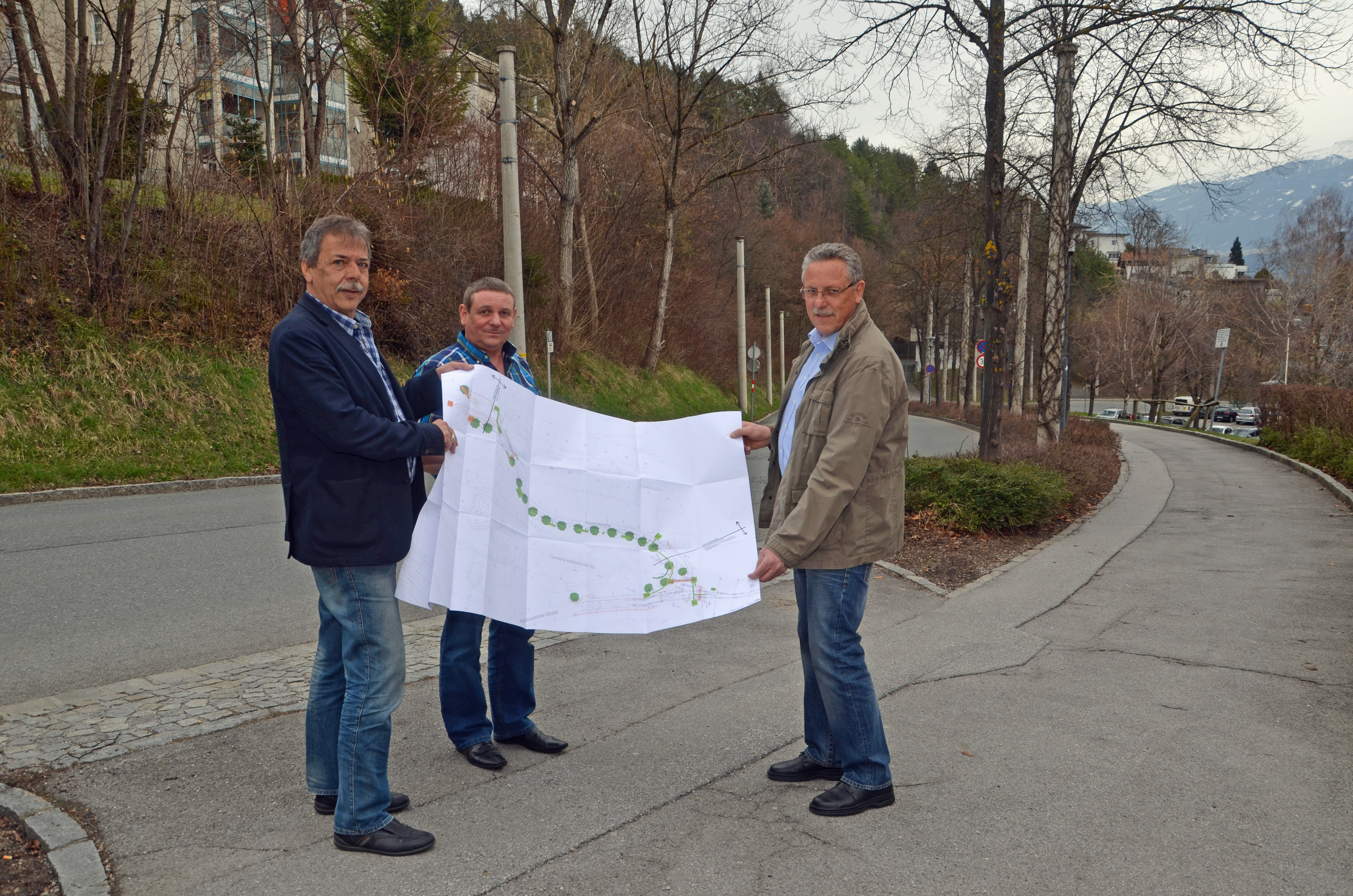 Grünanlage Peerhofstraße: Stadtrat Gerhard Fritz, IVB-Projektleiter Harald Muhrer und Referent Karl Gstrein (Grünanlagen – Planung und Bau; v. l.) informierten über die anstehenden Arbeiten in der Peerhofstraße im Zuge der Realisierung der Tram/Regionalbahn.