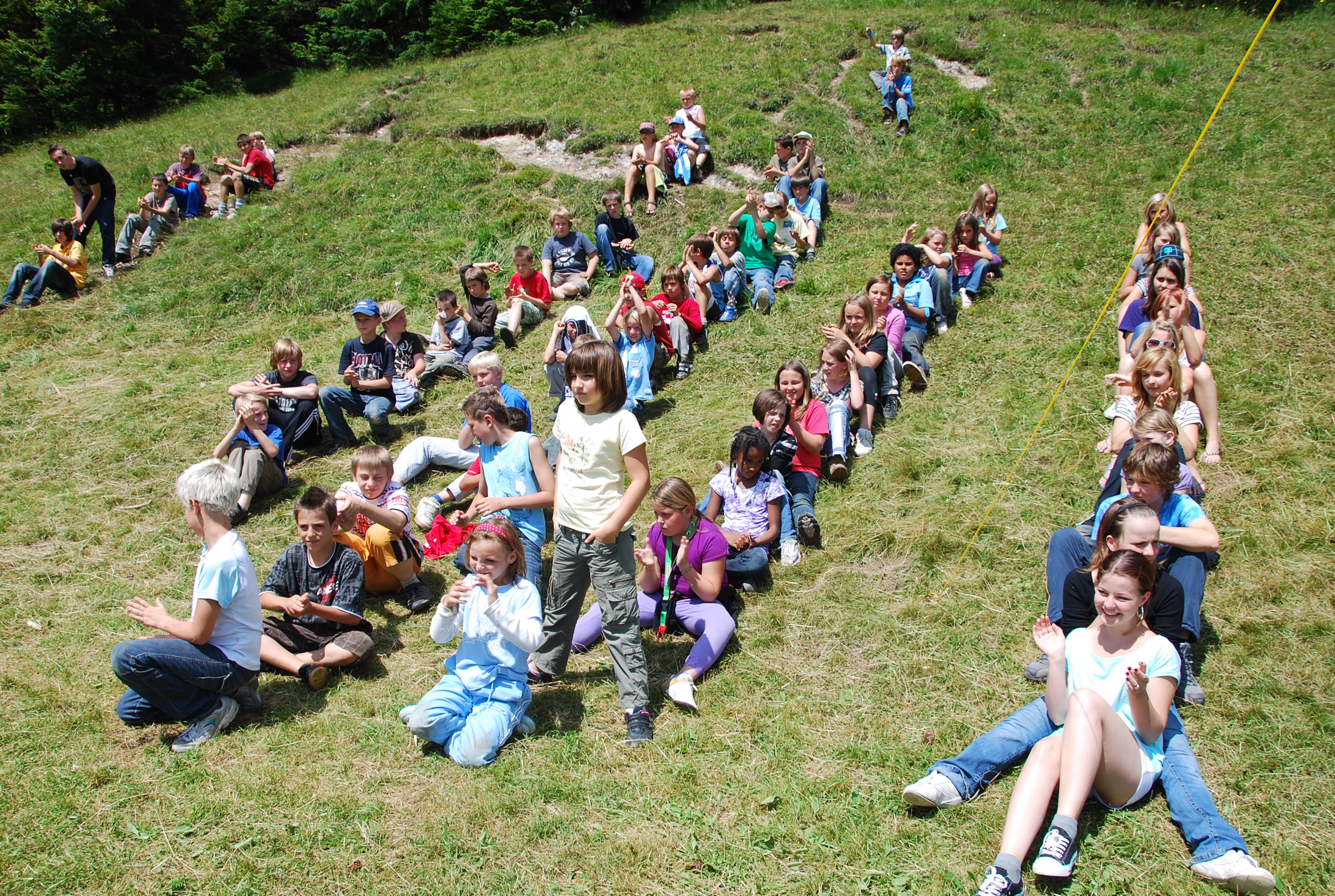 Bei schönem Wetter eignet sich der große Platz direkt vor dem Haus perfekt zum Toben, Spielen und Lagerfeuer machen. Bei Schlechtwetter ist für Ersatzprogramm gesorgt.