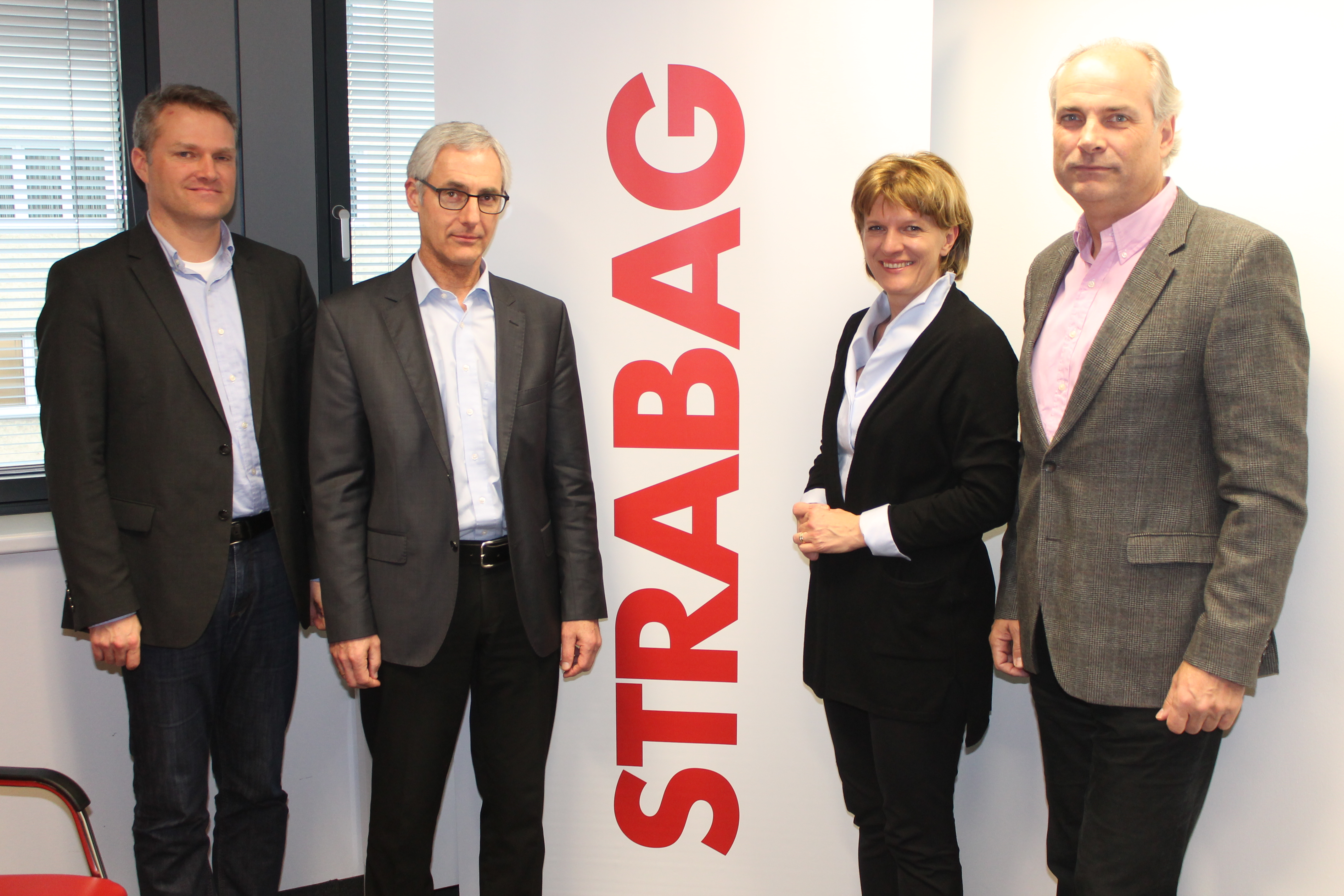 Durch die Räumlichkeiten der Innsbrucker Strabag-Niederlassung wurde Bürgermeisterin Christine Oppitz-Plörer von Oswald Wolkenstein (WK Tirol), Manfred Lechner und Raimund Desalla (Direktionsleitung Strabag AG; v.l.) geführt.