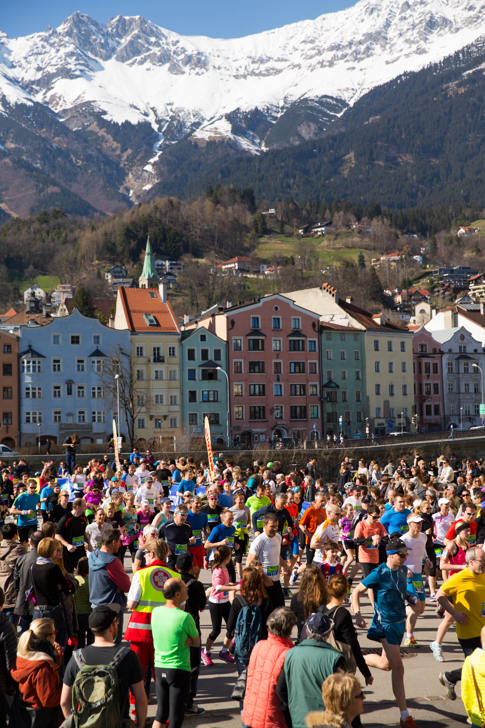 Über 1.000 LäuferInnen starteten am 28. März beim Innsbrucker Frühlingslauf. Entsprechend dem Motto zeigte sich auch das Wetter von seiner besten Seite und belohnte die sportlichen TeilnehmerInnen mit viel Sonne. Vizebürgermeister Christoph Kaufmann gratulierte den SportlerInnen.