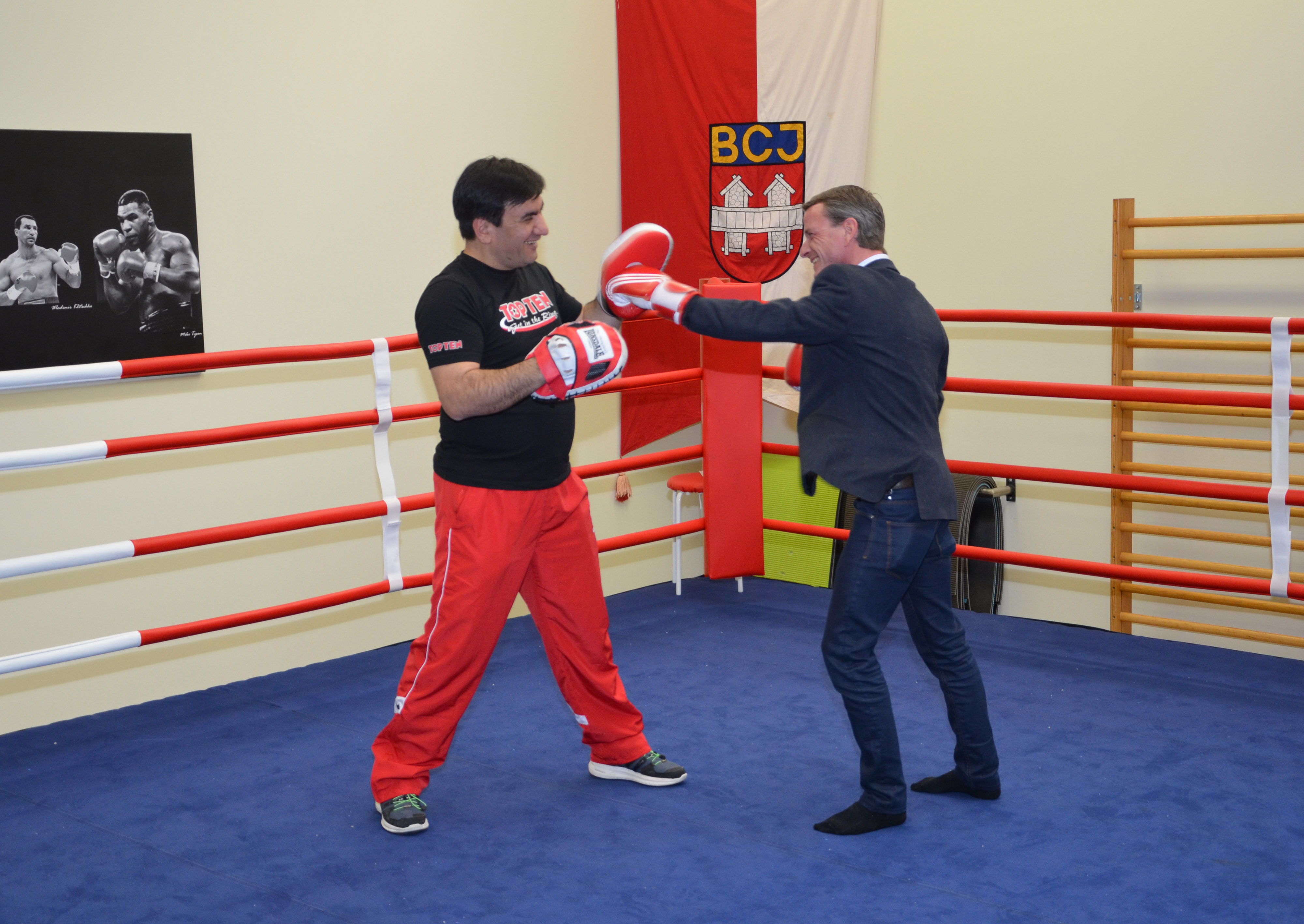 Vizebürgermeister Christoph Kaufmann präsentierte sich im Box Club Innsbruck als lernwilliger Schüler.