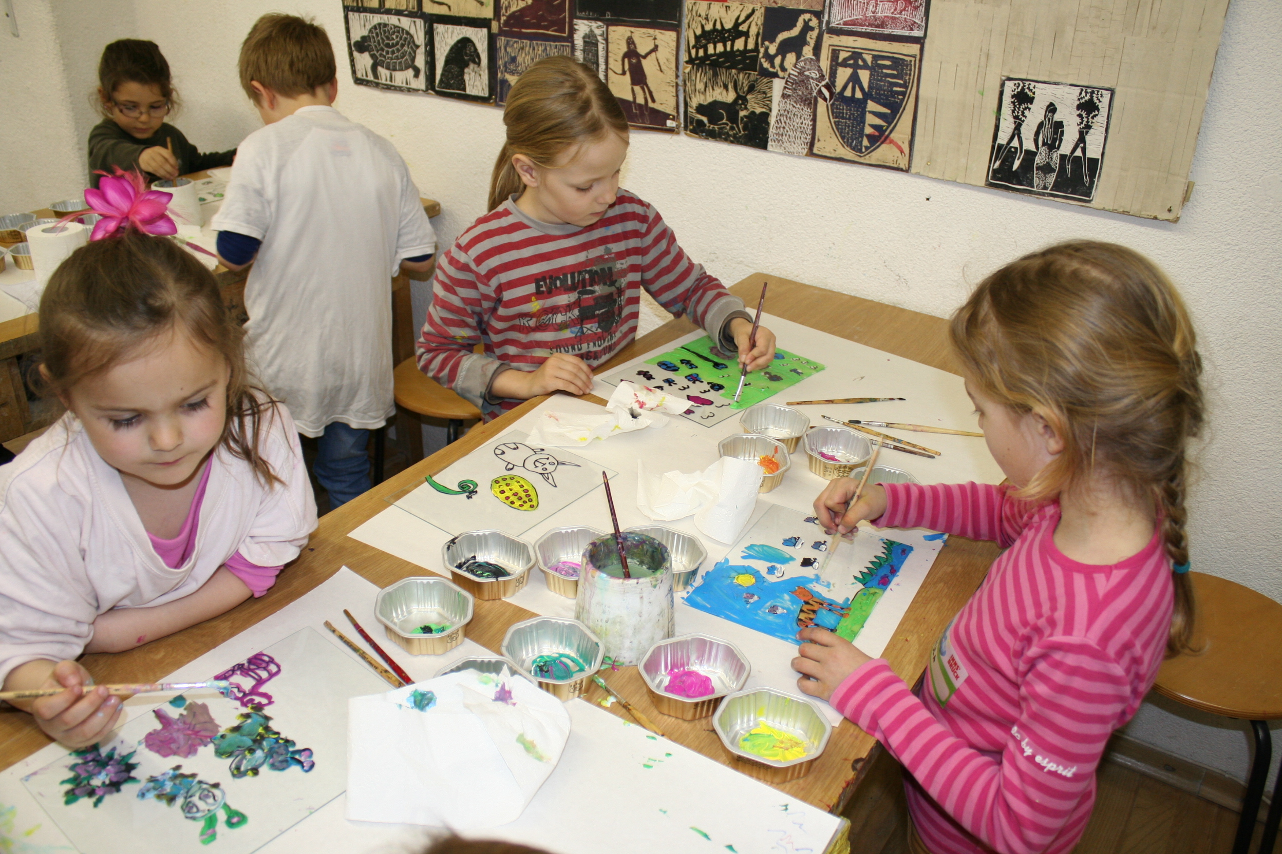 Die Kinder lassen beim „Kunsttreffpunkt“ ihrer Kreativität freien Lauf.