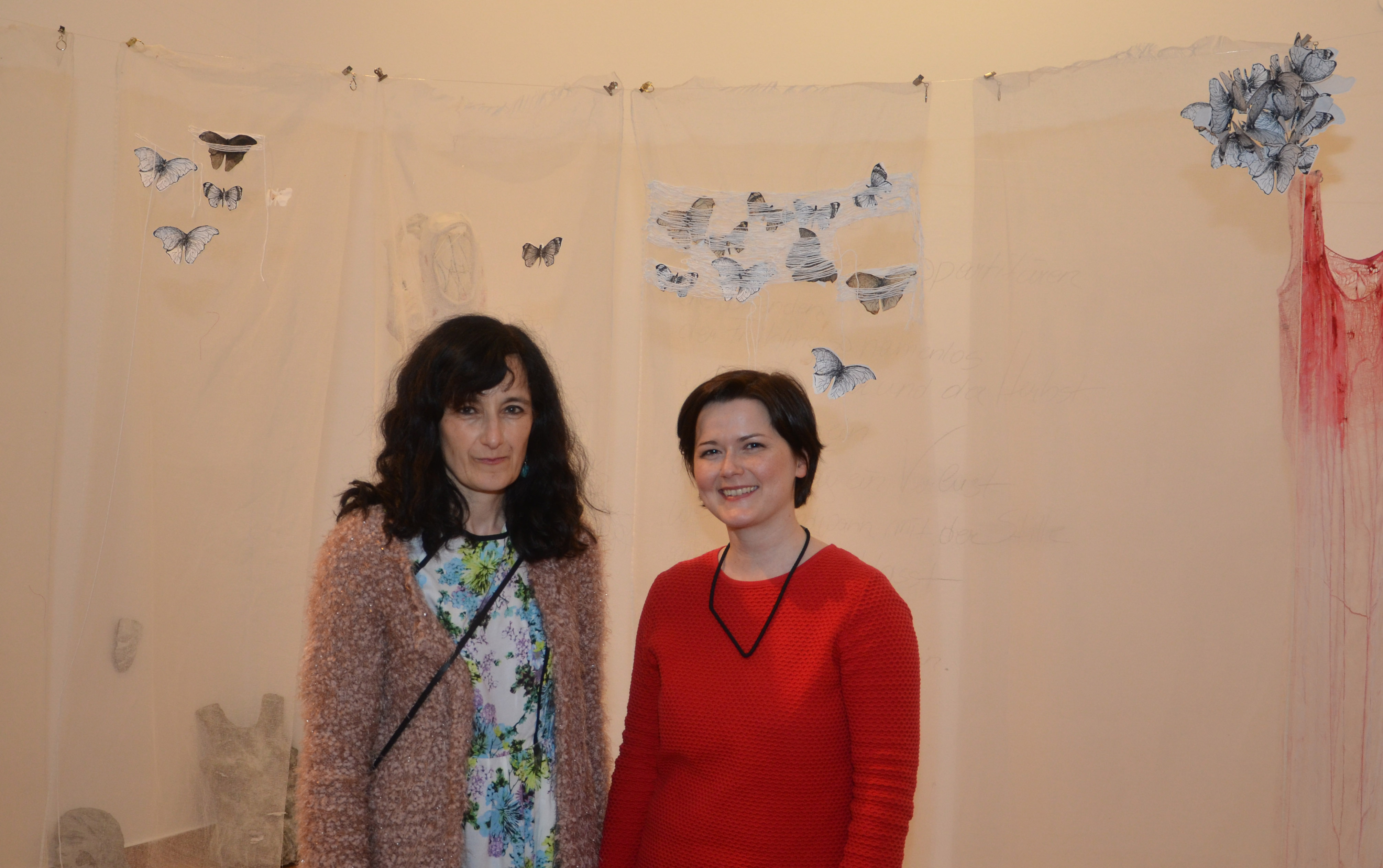 Gemeinsam mit Natalie Pedevilla (Referatsleitung Bildende Kunst und Kulturprojekte, r.) eröffnete Minu Ghedina gestern ihre Ausstellung in der Andechsgalerie.