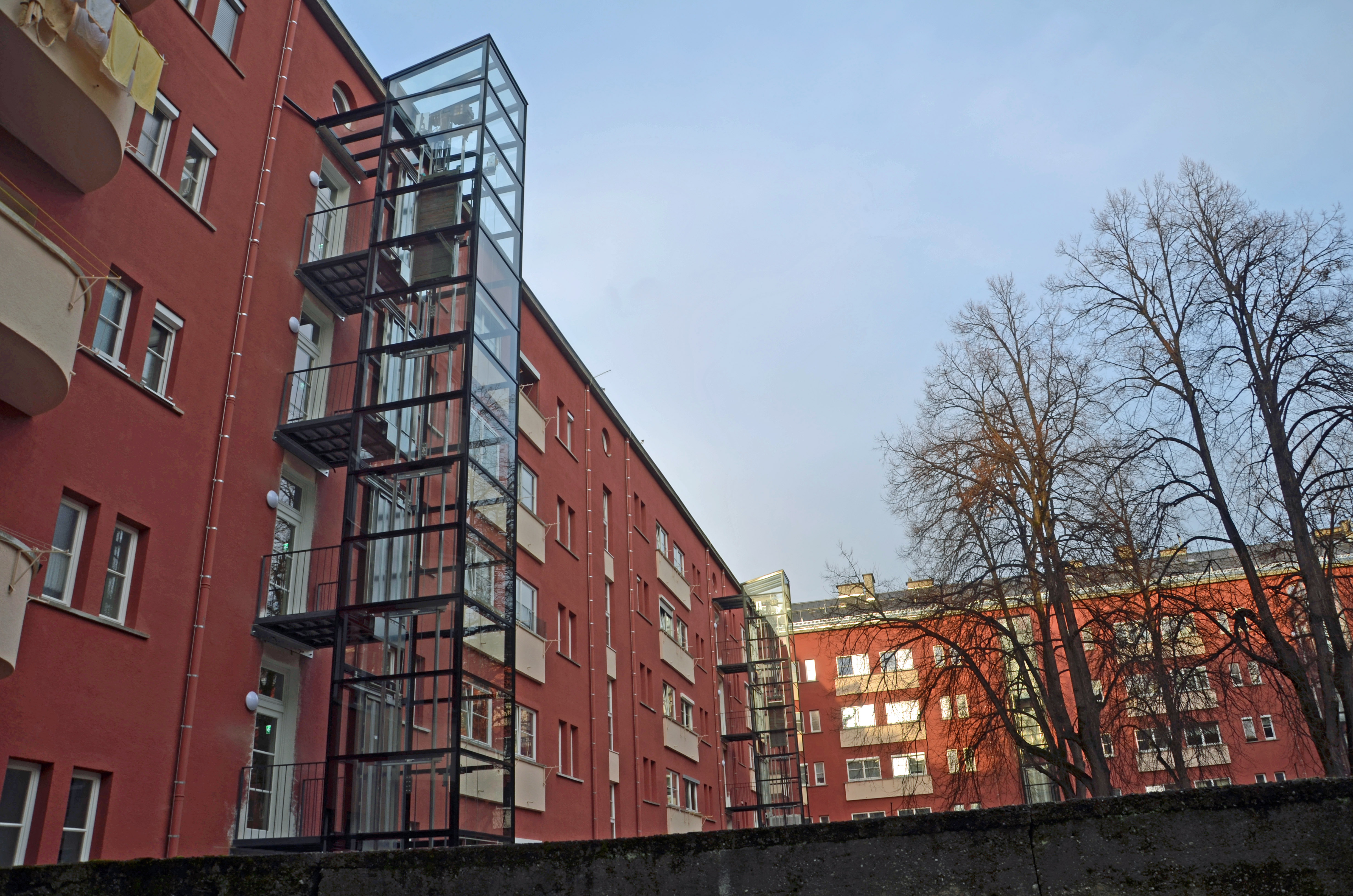 Nachträgliche Liftanbauten wie beim Sennblock im Saggen erleichtern den BewohnerInnen das alltägliche Leben.