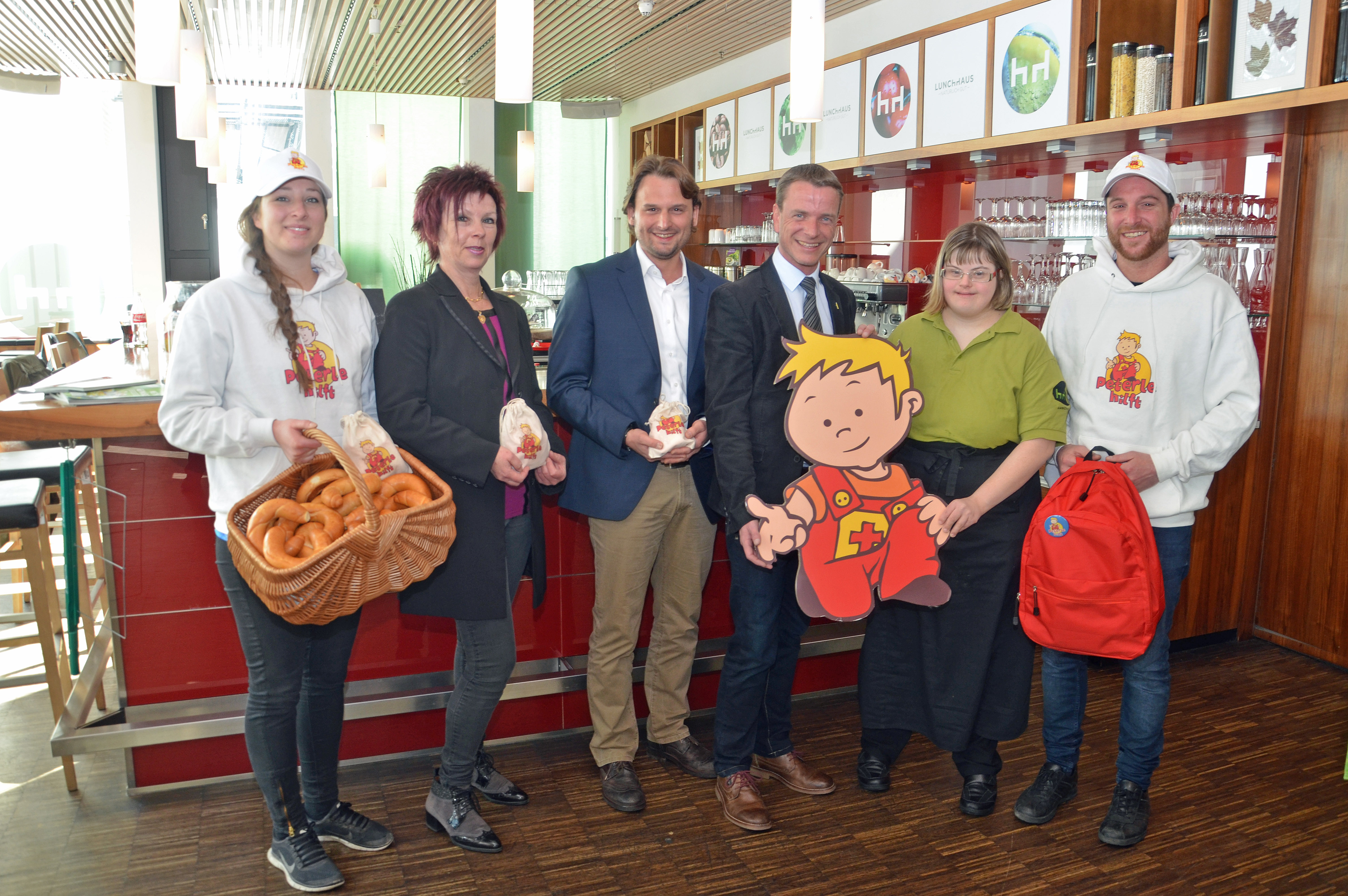 Vizebürgermeister Christoph Kaufmann (3. v. r.), Referentin Mag.a Uschi Klee (2. v. l.) und das „Peterle hilft“-Team bestehend aus Gabriele und Michael Schweigebauer bedankten sich bei Betriebswirt Jörg W. Pfisterer (Leitung Berufsvorbereitung Lunchhaus, 3. v. l.) und Lisa Saurwein (2. v. r.) sowie dem gesamten Lunchhaus-Team.