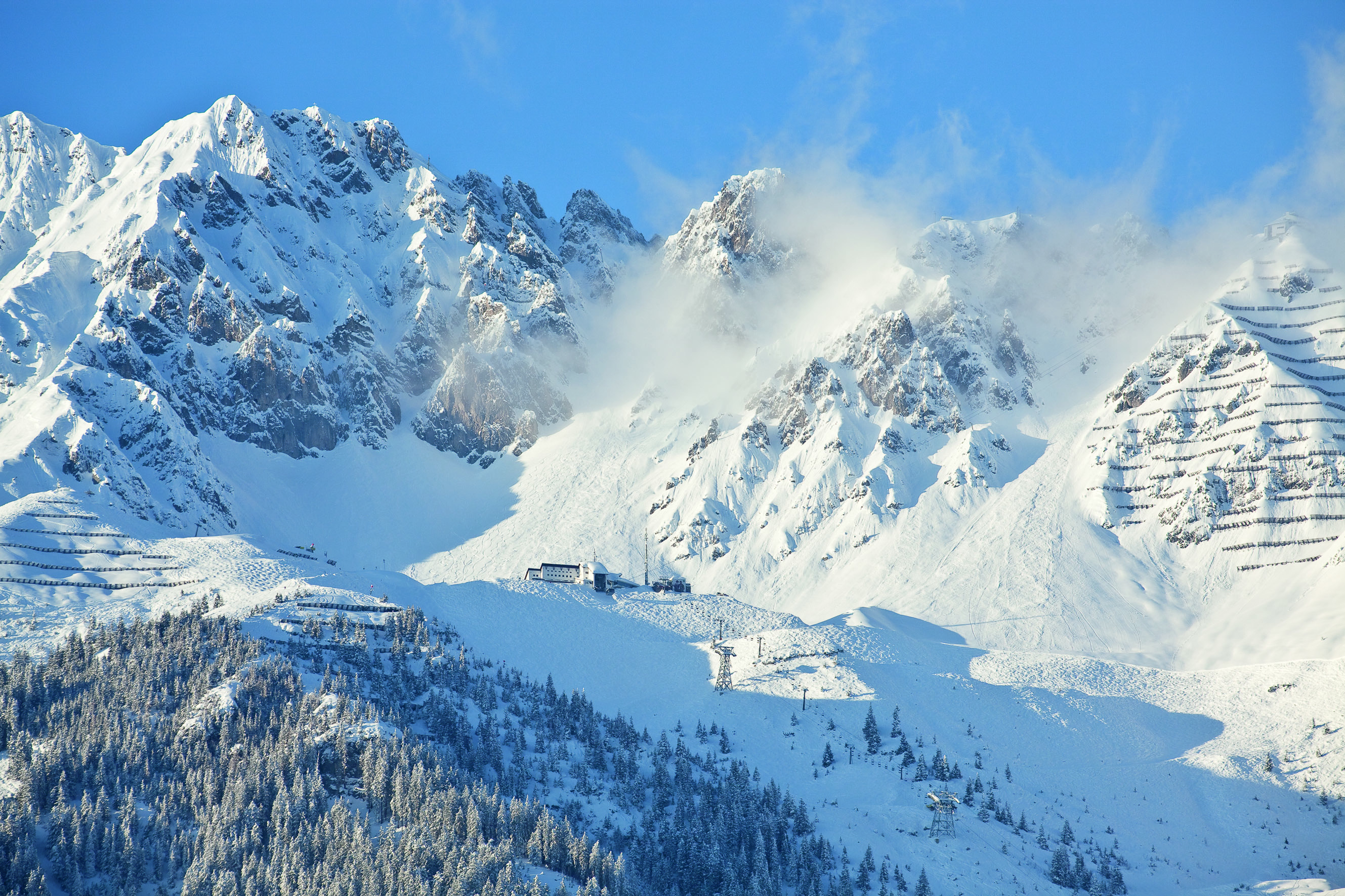 Der viele Neuschnee machte die Sperren von Wegen und Zufahrten im Bereich der Innsbrucker Nordkette notwendig.