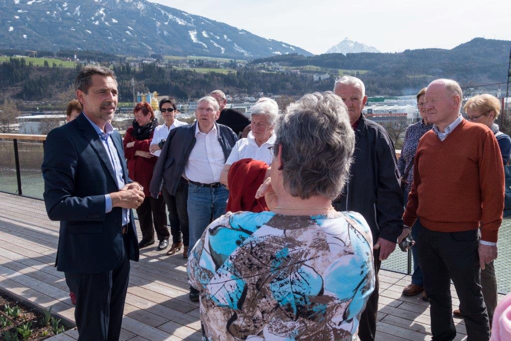 Kürzlich besuchten interessierte VertreterInnen der Vereine und Organisationen das neue Wohn- und Pflegeheim im Olympischen Dorf. Durch das Haus führte Ing. Engelbert Spiss (NHT) und stand im Anschluss gemeinsam mit Vizebürgermeister Christoph Kaufmann für Fragen bereit. Alle Besucher zeigten sich über den Neubau und dessen wunderbare Lage am Inn Begeistert.