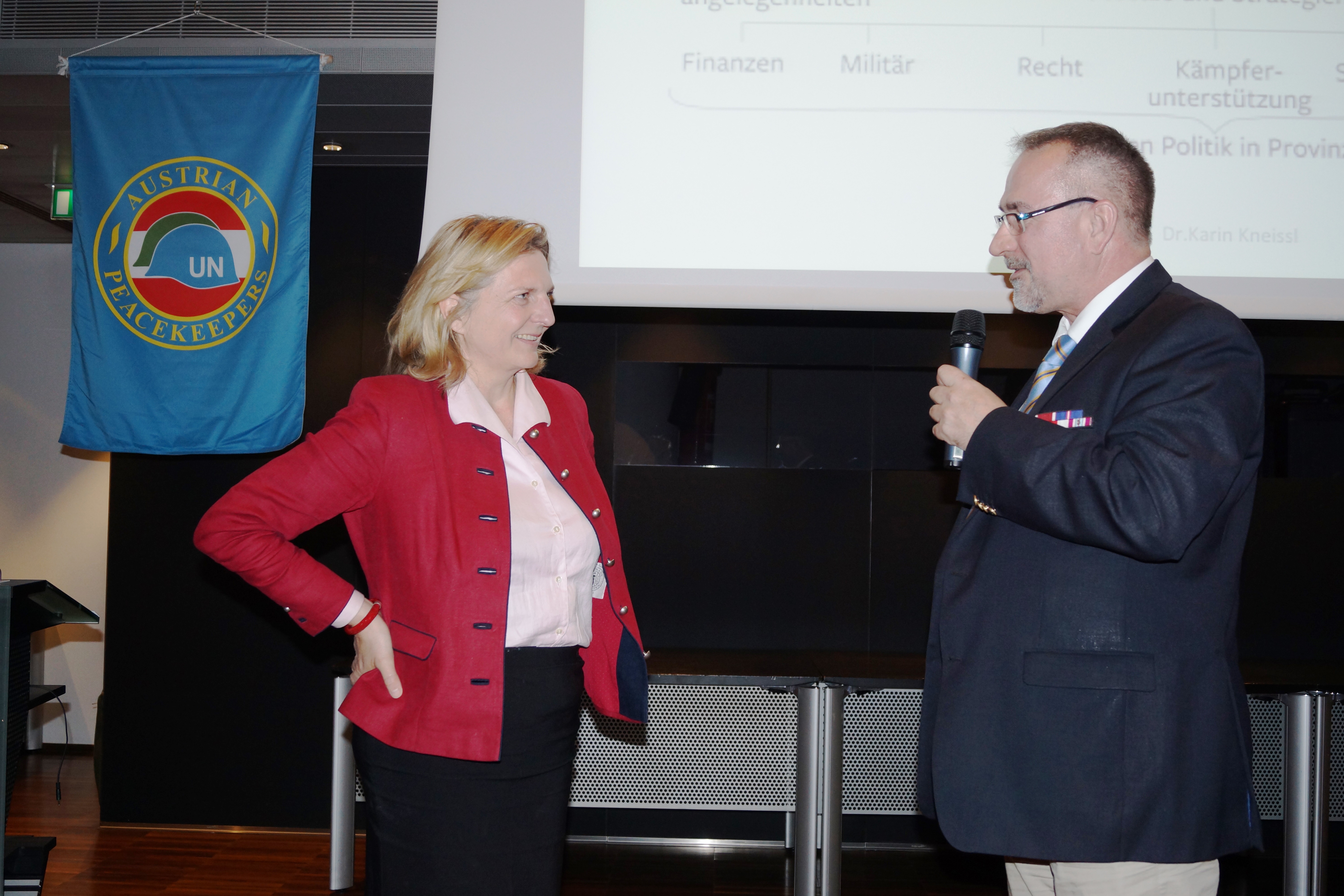 Über 100 ZuhörerInnen lauschten interessiert dem Vortrag von Dr. Karin Kneissl zum Thema "Von der Zerstörung Syriens - wie uns der Irakkrieg von 2003 nun alle einholt". Unter ihnen weilte auch Vizebürgermeister Christoph Kaufmann. Organisiert wurde die Veranstaltung von den Tiroler Peacekeepern (Blauhelme).