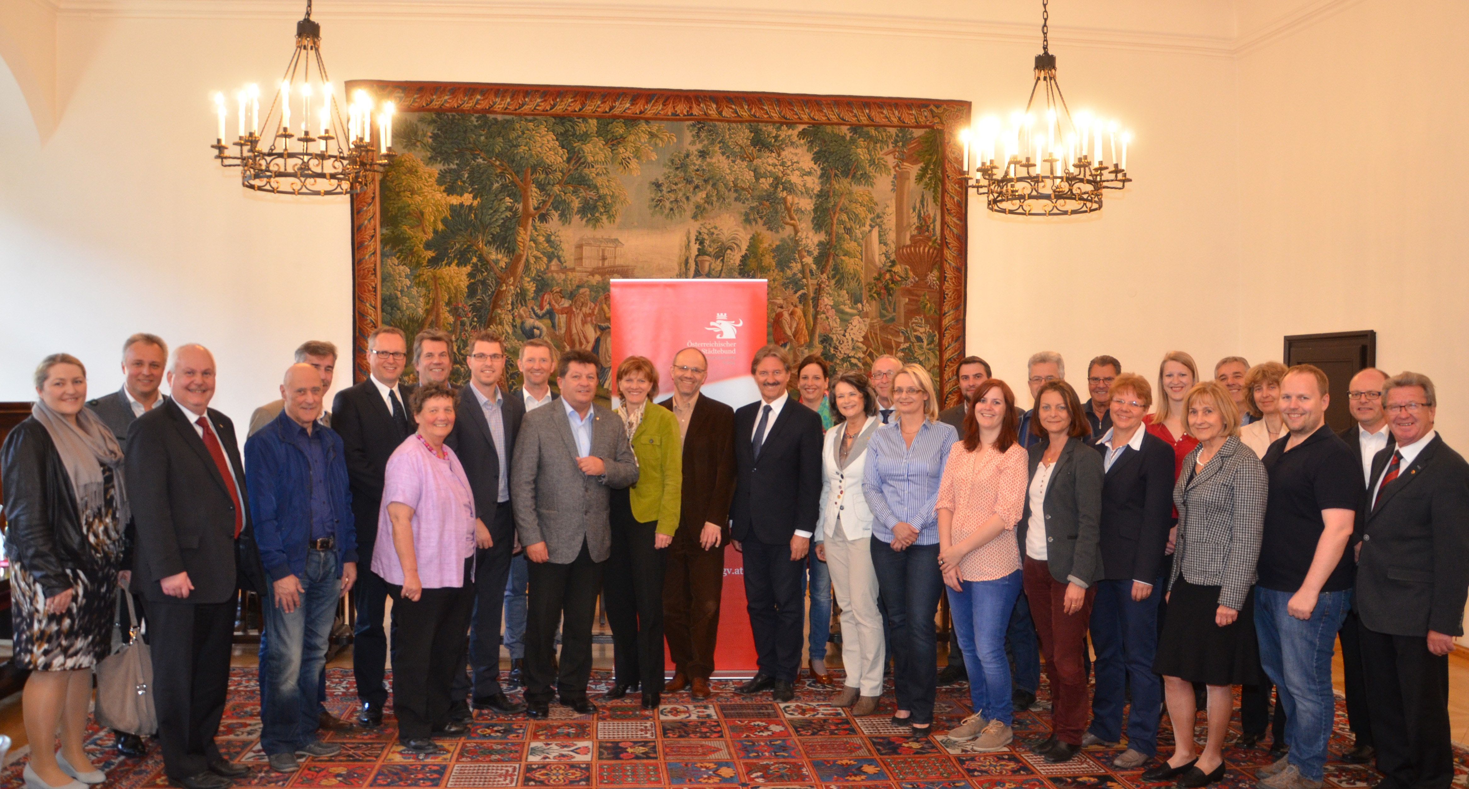 Städtebund-Vorsitzende und Bürgermeisterin Mag.a Christine Oppitz-Plörer begrüßte die TeilnehmerInnen der Städtebund-Vollversammlung im Bürgersaal des historischen Rathauses in Innsbruck.