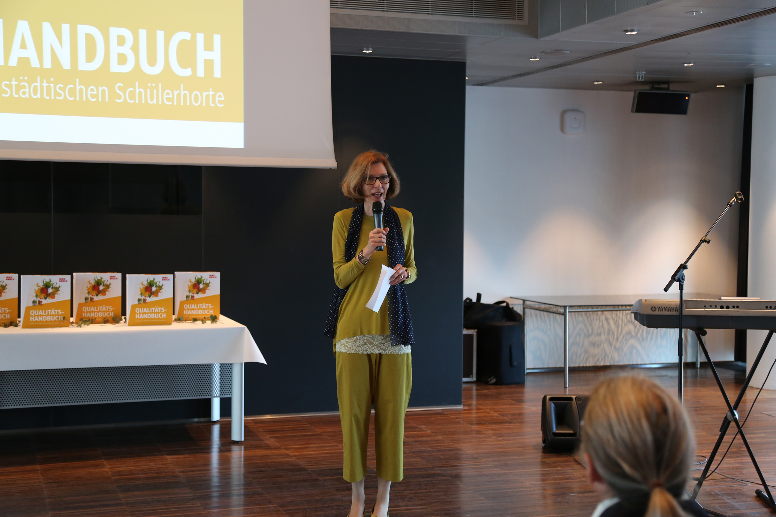 Amtsvorständin Martina Zabernig begrüßt die Ehrengäste und die VerteterInnen der städtischen SchülerInnenhorte.