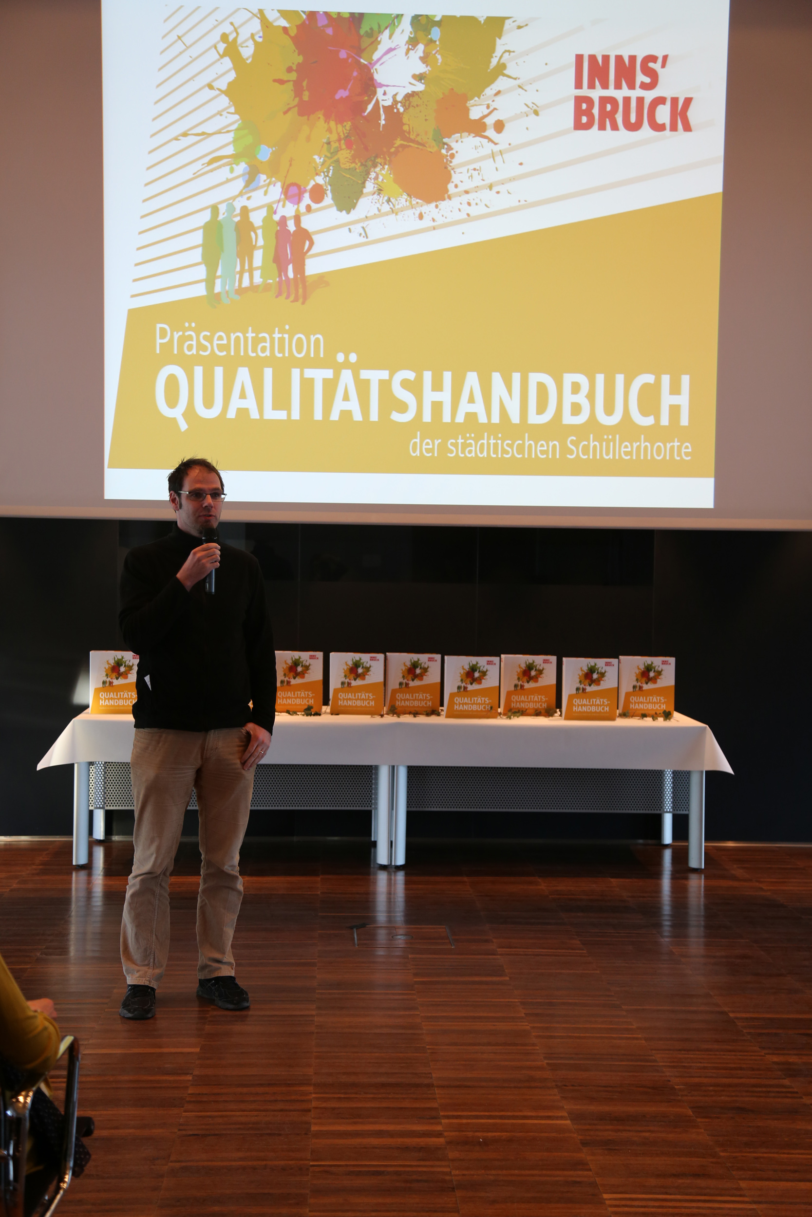 Wolf Grünzweig spricht stellvertretend für Stadtrat Ernst Pechlaner wertschätzende Worte bezüglich der Arbeit der HortbetreuerInnen, welche für die Erstellung der Qualitätshandbücher geleistet wurde.