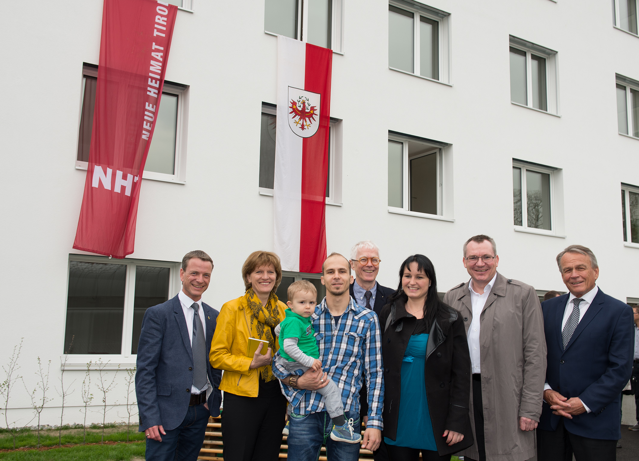 Bei der Wohnungsübergabe des technisch sehr anspruchsvollen Wohnbauprojektes von links: Vize-BM Christoph Kaufmann, Bürgermeisterin Christine Oppitz-Plörer, Familie Schuler, die in TOP 2 wohnen wird, dahinter NHT-Geschäftsführer Klaus Lugger mit Landesrat Johannes Tretter und IKB-Vorstandsvorsitzender Harald Schneider.