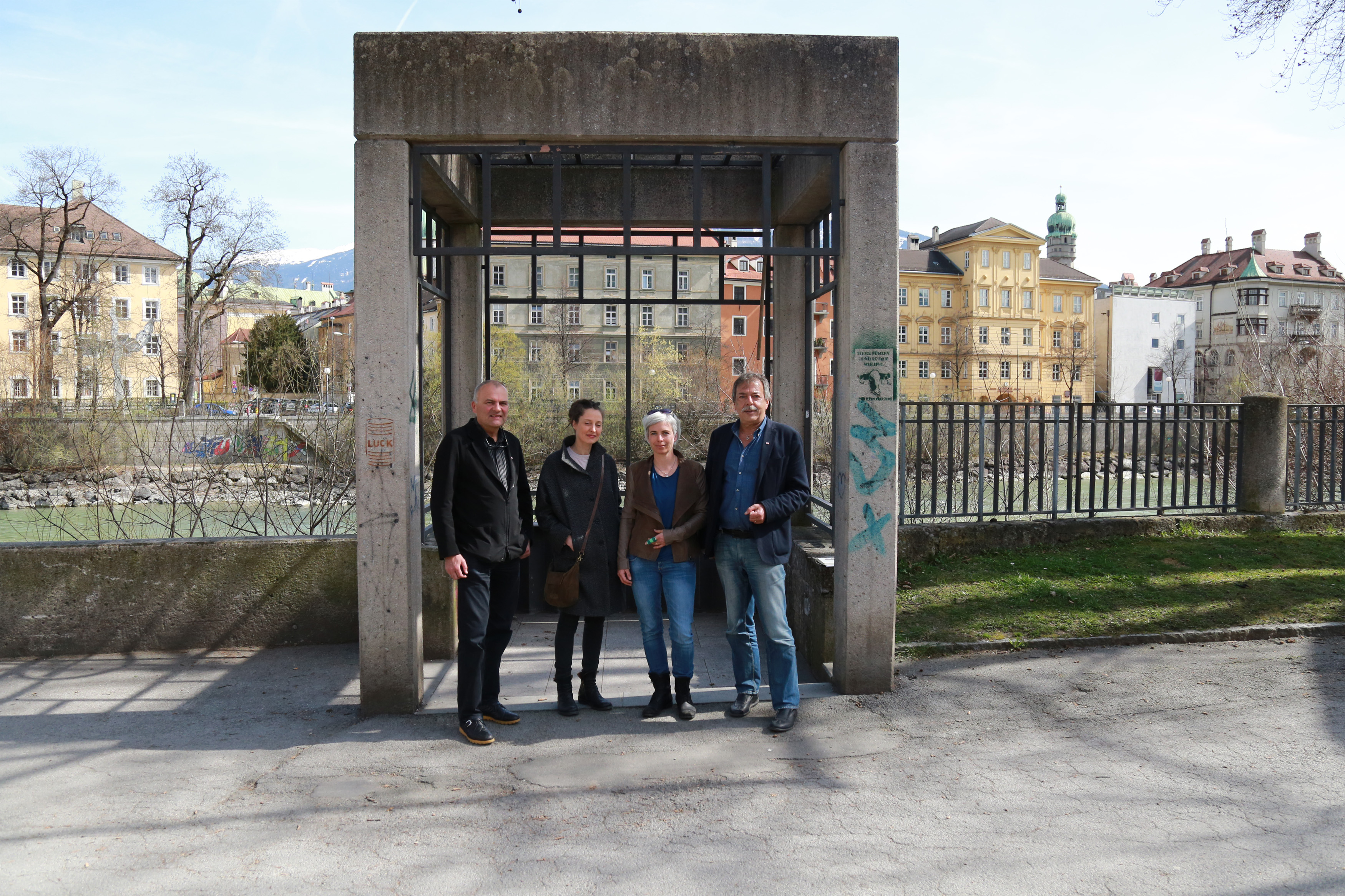 Bei dem zu renovierenden Pavillon im Waltherpark (v.l.): Tourismusverbandsobmann Karl Gostner, Architektin Silvia Boday, Projektbegleiterin Katharina Cibulka und Stadtrat Gerhard Fritz.