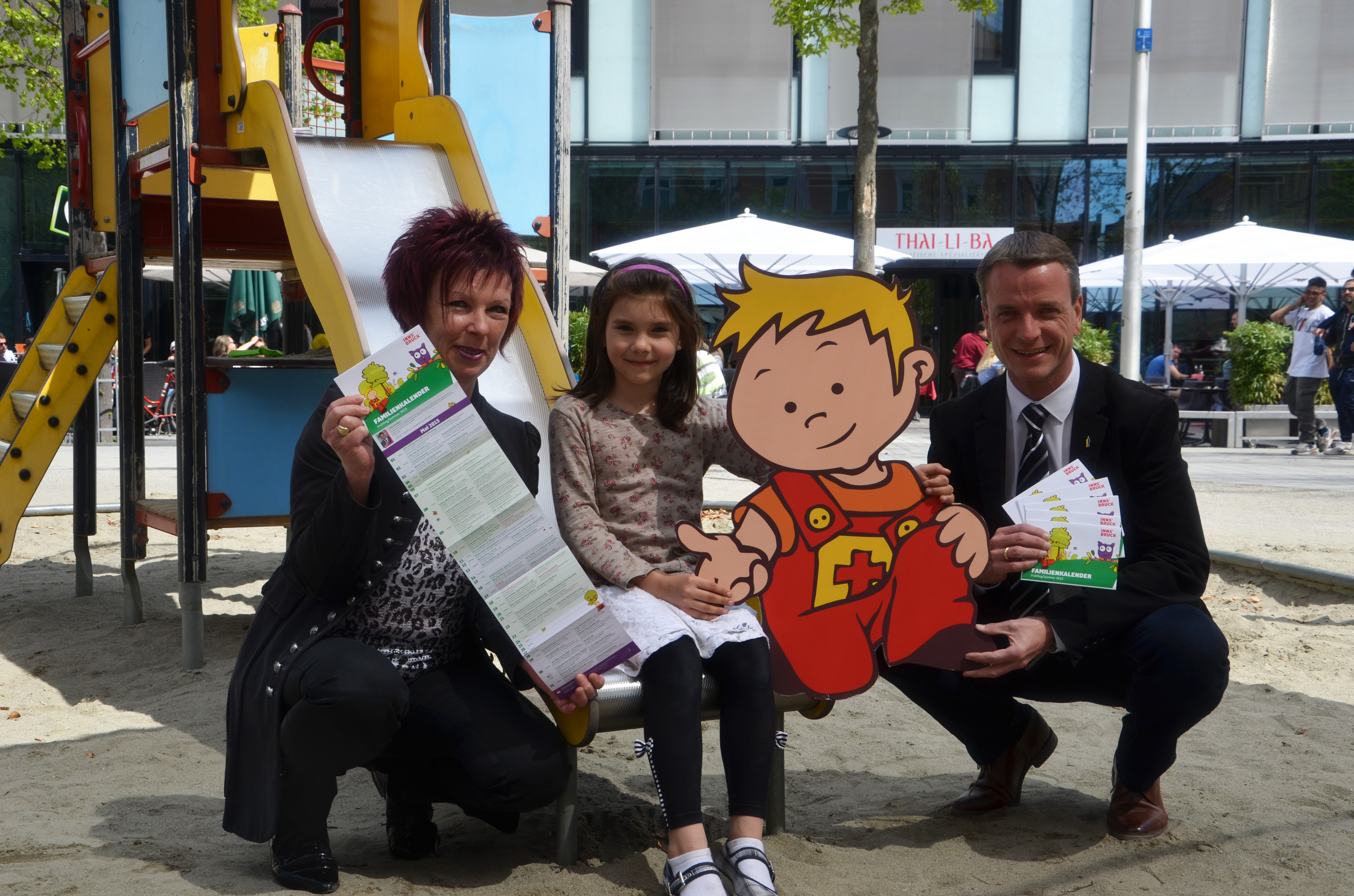 Uschi Klee (Referatsleitung Frauen, Familien und SeniorInnen) präsentierte gemeinsam mit einer kleinen Helferin, Peterle und Vizebürgermeister Christoph Kaufmann (v.l.n.r.r) den aktuellen Familienkalender.