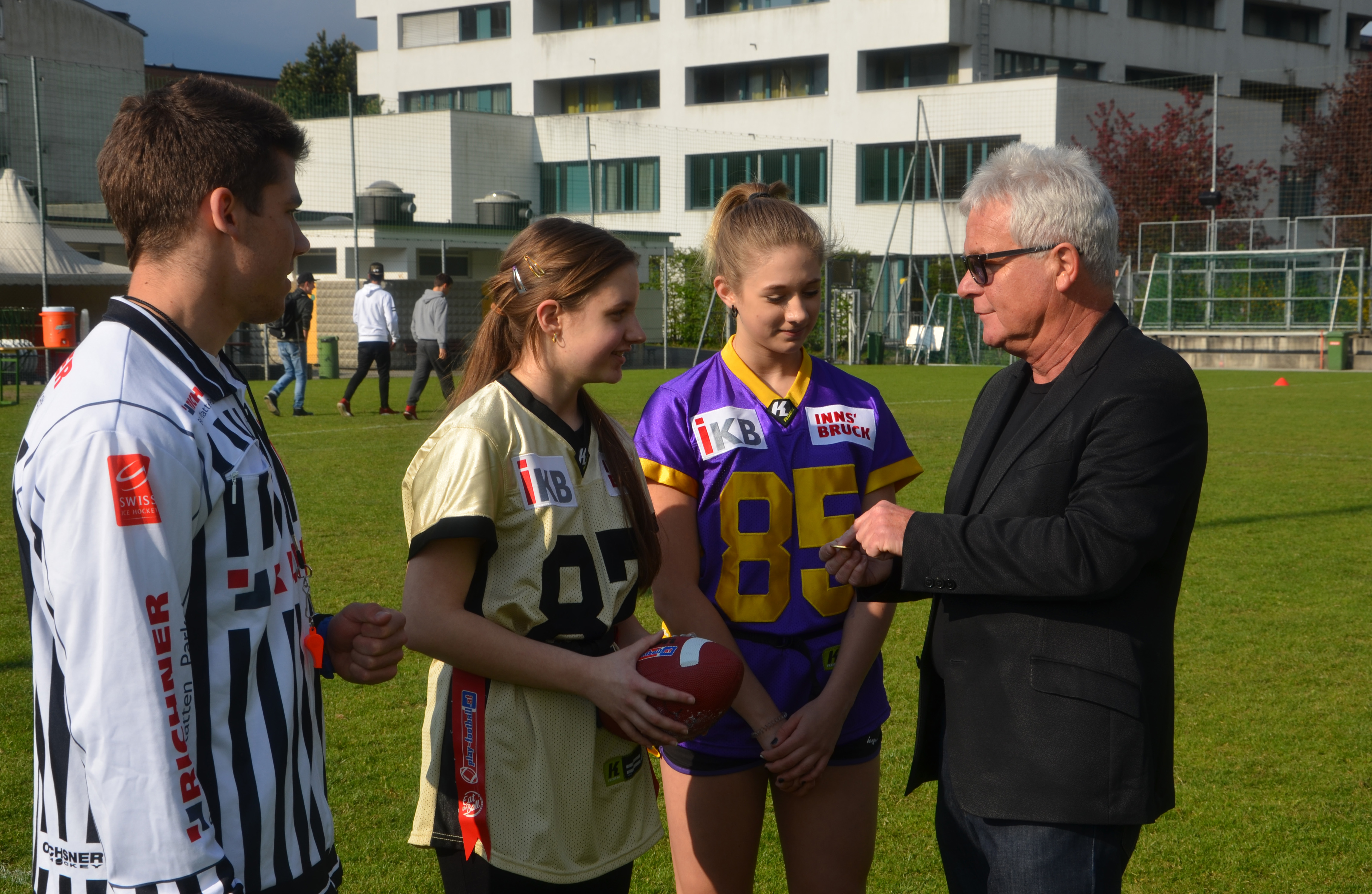 Stadtrat Ernst Pechlaner vollzog den „coin-toss“ vor den Augen des Schiedsrichters sowie den beiden Mannschaftskapitäninnen.