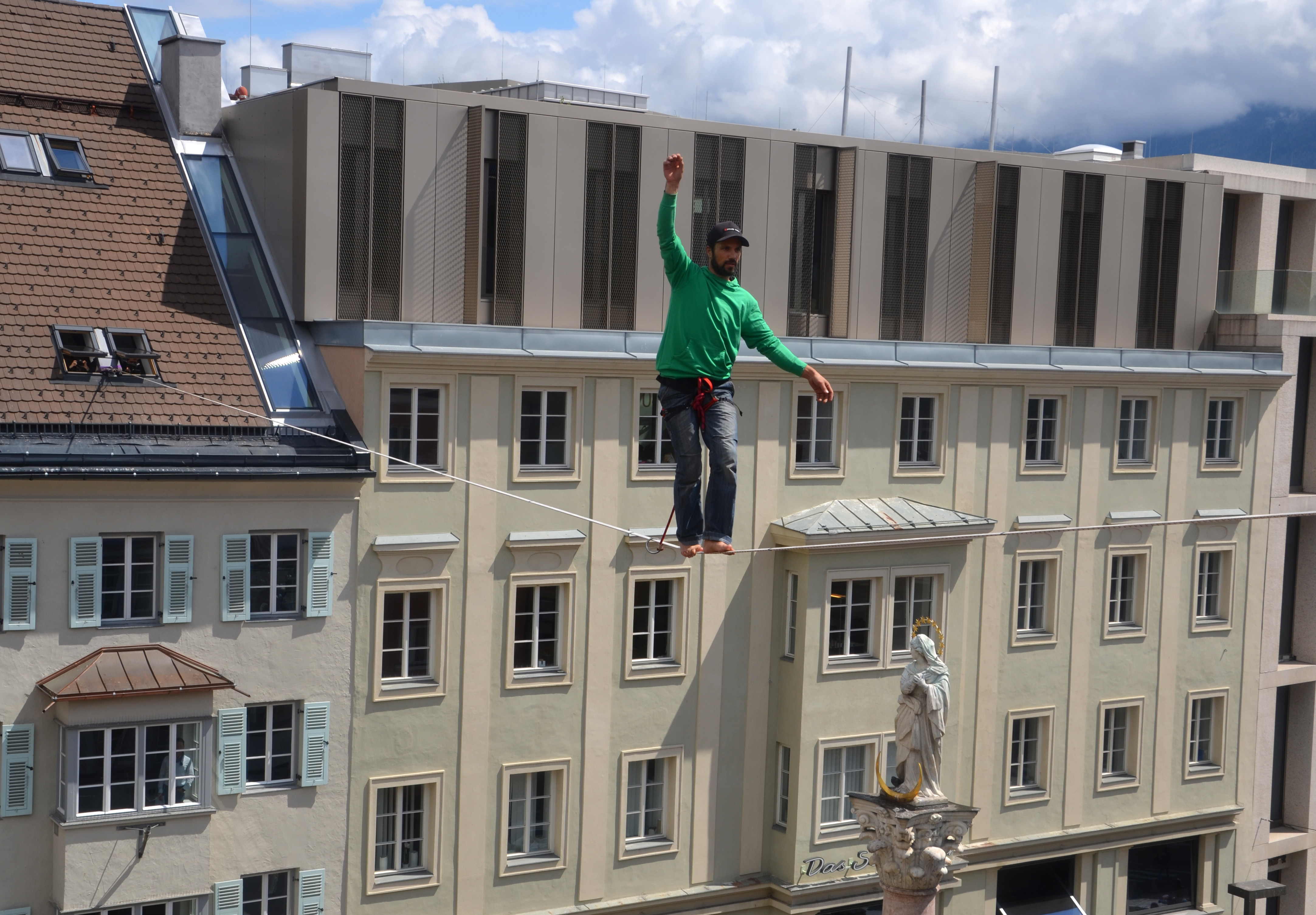Eine Protestaktion der Caritas gegen Jugendarbeitslosigkeit in Tirol am 30. April 2015 stand unter dem Motto „Was wenn du fällst?“. Passend zum Motto wagte sich Slackliner Christian Waldner über die Dächer Innsbrucks und überquerte die Maria-Theresien-Straße in luftiger Höhe.