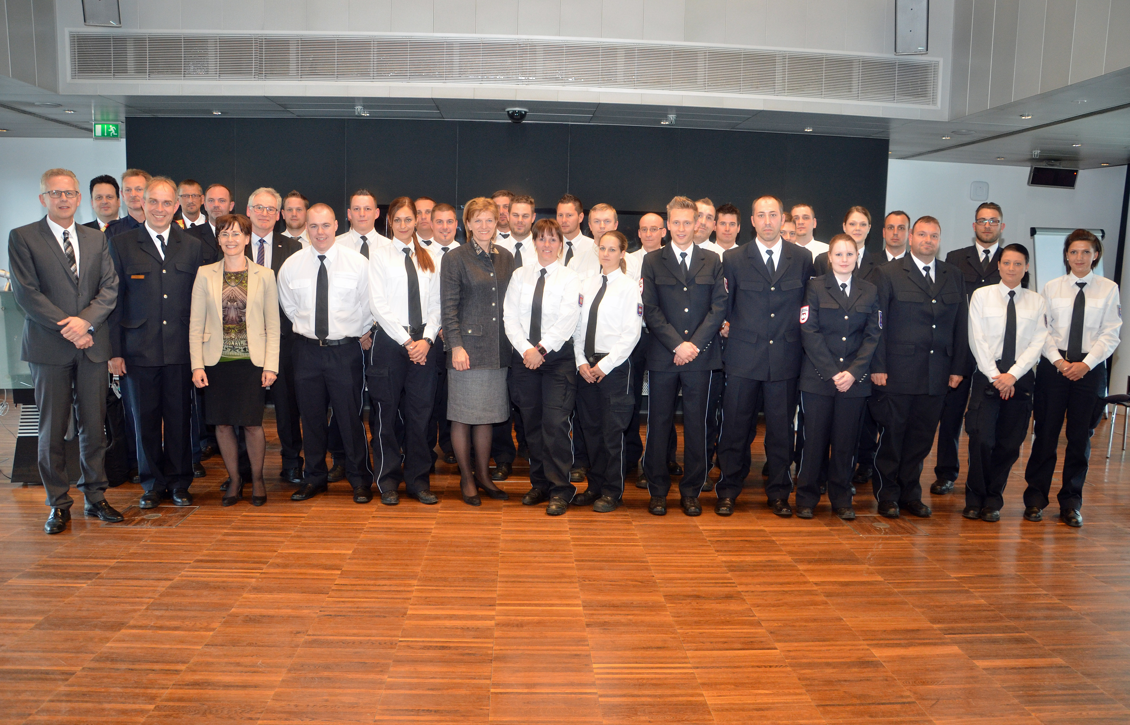 „10 Jahre MÜG“ feierte das Team der MÜG unter anderem mit Bürgermeisterin Mag.a Christine Oppitz-Plörer (M.) sowie (links, v. l.) Hofrat Dr. Bernhard Knapp (Abteilung Verkehrsrecht Land Tirol), Ing. Christian Schneider, MBA (Bezirksrettungskommandant Innsbruck Stadt), Major Markus Auinger (Stadtpolizeikommando Innsbruck), Amtsleiter für Allgemeine Sicherheit und Veranstaltungen Elmar Rizzoli, Brandrat Albert Pfeifhofer (Bezirksfeuerwehrkommandant-Stellvertreter), Mag.a Elisabeth Schnegg-Seeber (Abteilungsleiterin MA II) und Magistratsdirektor Dr. Bernhard Holas im Plenarsaal des Rathauses.