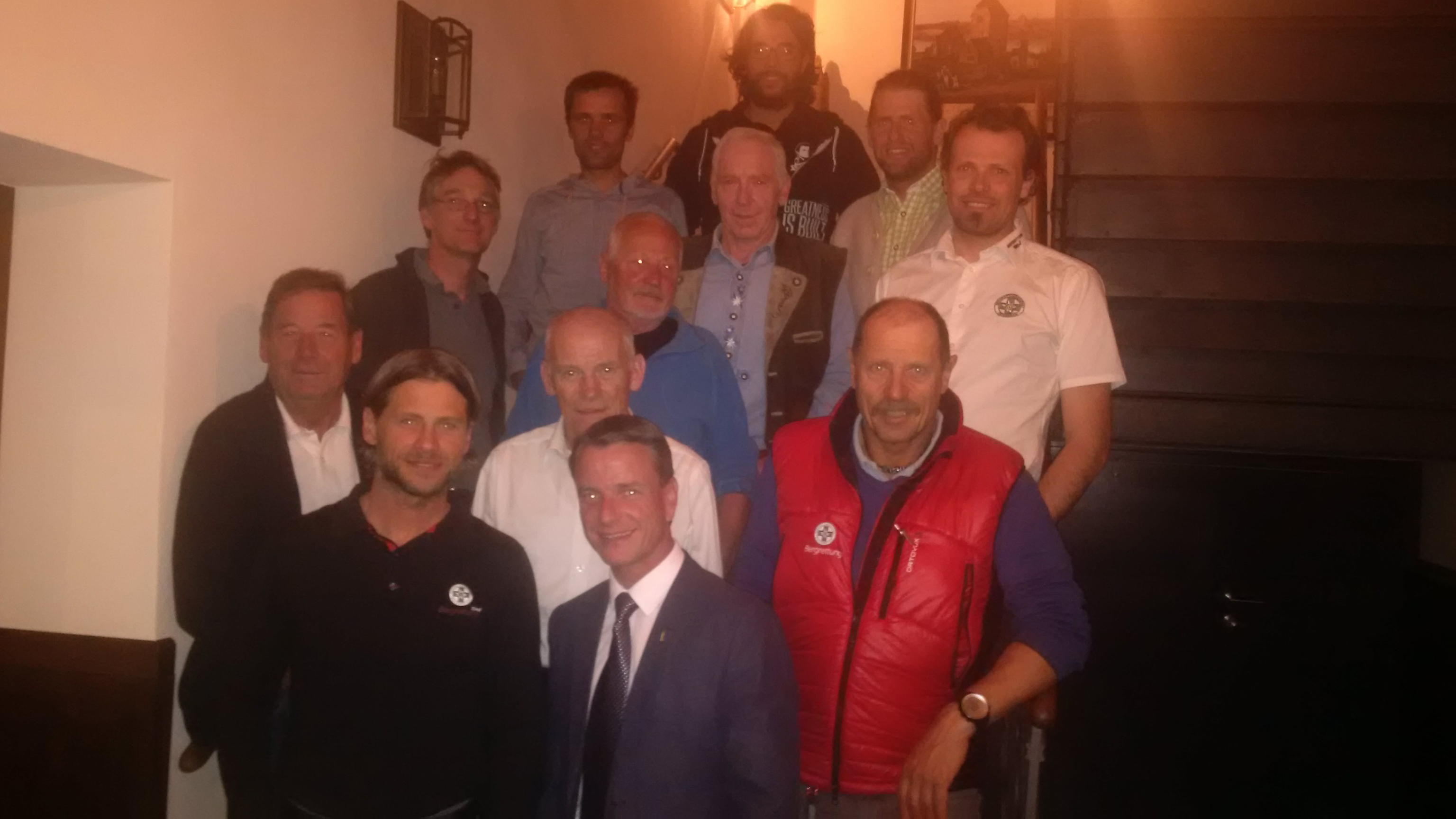 Dankesessen mit dem Bezirksausschuss der Bergrettung Innsbruck Stadt im Gasthof Bierstindl. Vizebürgermeister Christoph Kaufmann bedankte sich für den Einsatz und für die gute Zusammenarbeit mit der Bergrettung Innsbruck. "Das Jahr 2014 war mit über 90 Einsätzen ein Rekordjahr", so Ortsstellenleiter Bruno Berloffa.