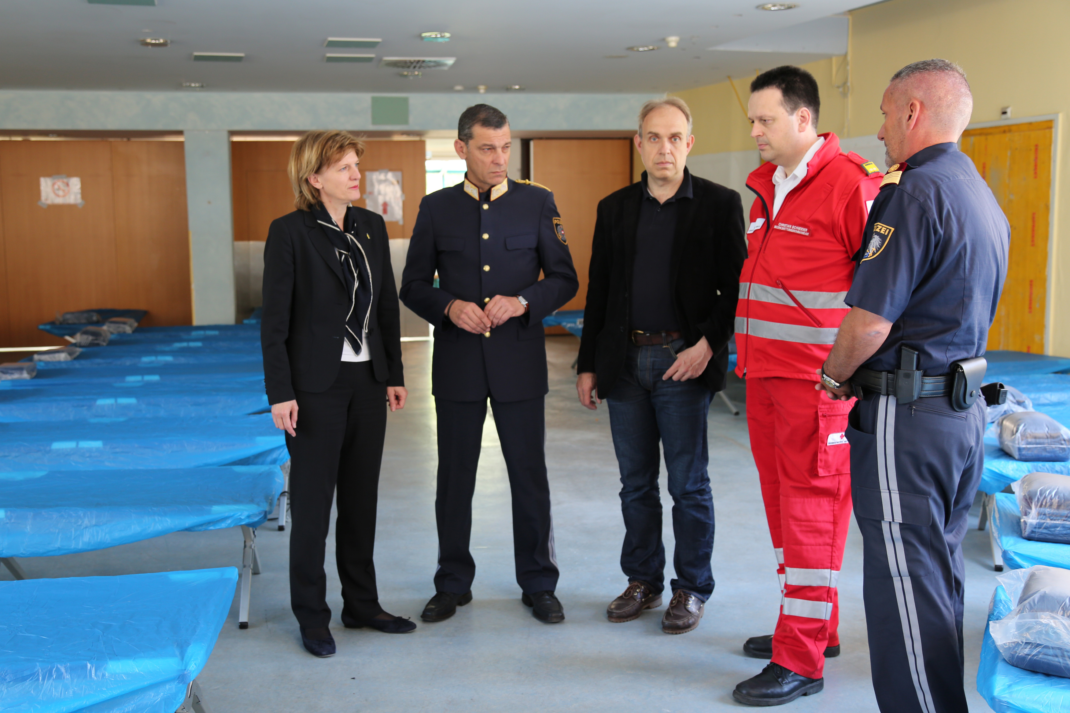 Bürgermeisterin Christine Oppitz-Plörer, Landespolizeidirektor Helmut Tomac, Amtsleiter für Allgemeine Sicherheit und Veranstaltungen Elmar Rizzoli, Bezirksrettungskommandant Christian Schneider und Marius Meisinger (Einsatz-, Grenz- und Fremdenpolizeiliche Abteilung der LPD Tirol) bei der Begehung in der neu adaptierten Anhaltestelle Heim am Hofgarten.