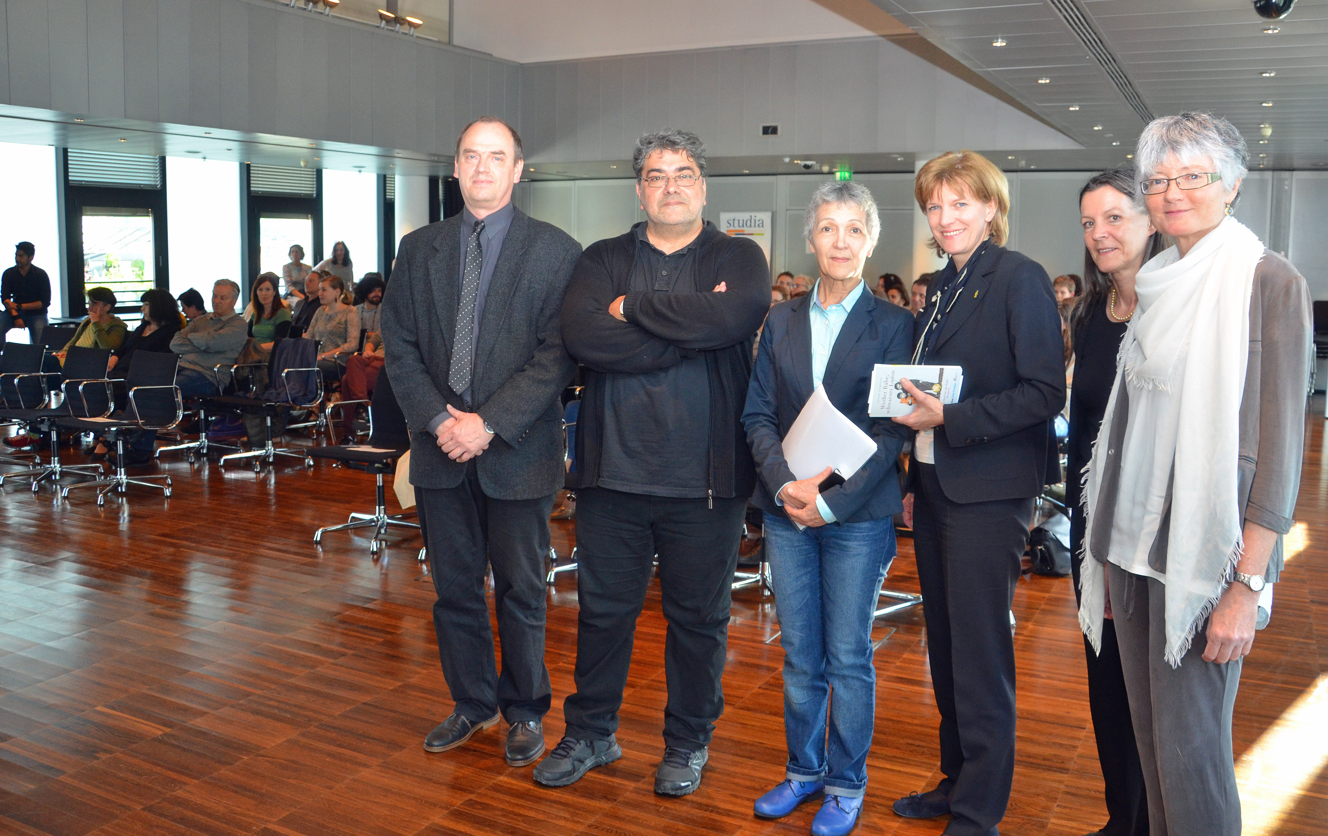 Freuten sich im Rahmen der Auftaktveranstaltung von „Writer in Residence“ über einen gut gefüllten Plenarsaal (v. l.): Dekan Univ.-Prof. Dr. Sebastian Donat, Autor Jovan Nikolić, Eleonore Bürcher, Bürgermeisterin Mag.a Christine Oppitz-Plörer, Amtsvorständin Maria-Luise Mayr (Kultur) und Organisatorin Dr.in Beate Eder-Jordan.