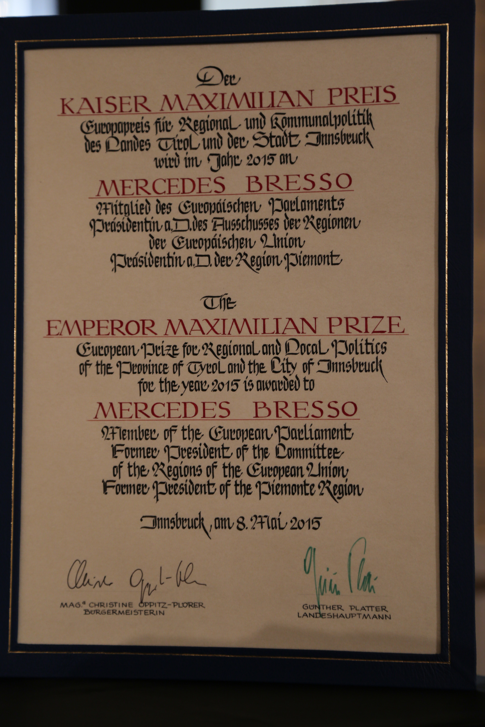 Die Urkunde des Kaiser-Maximilian-Preises 2015 für Mercedes Bresso