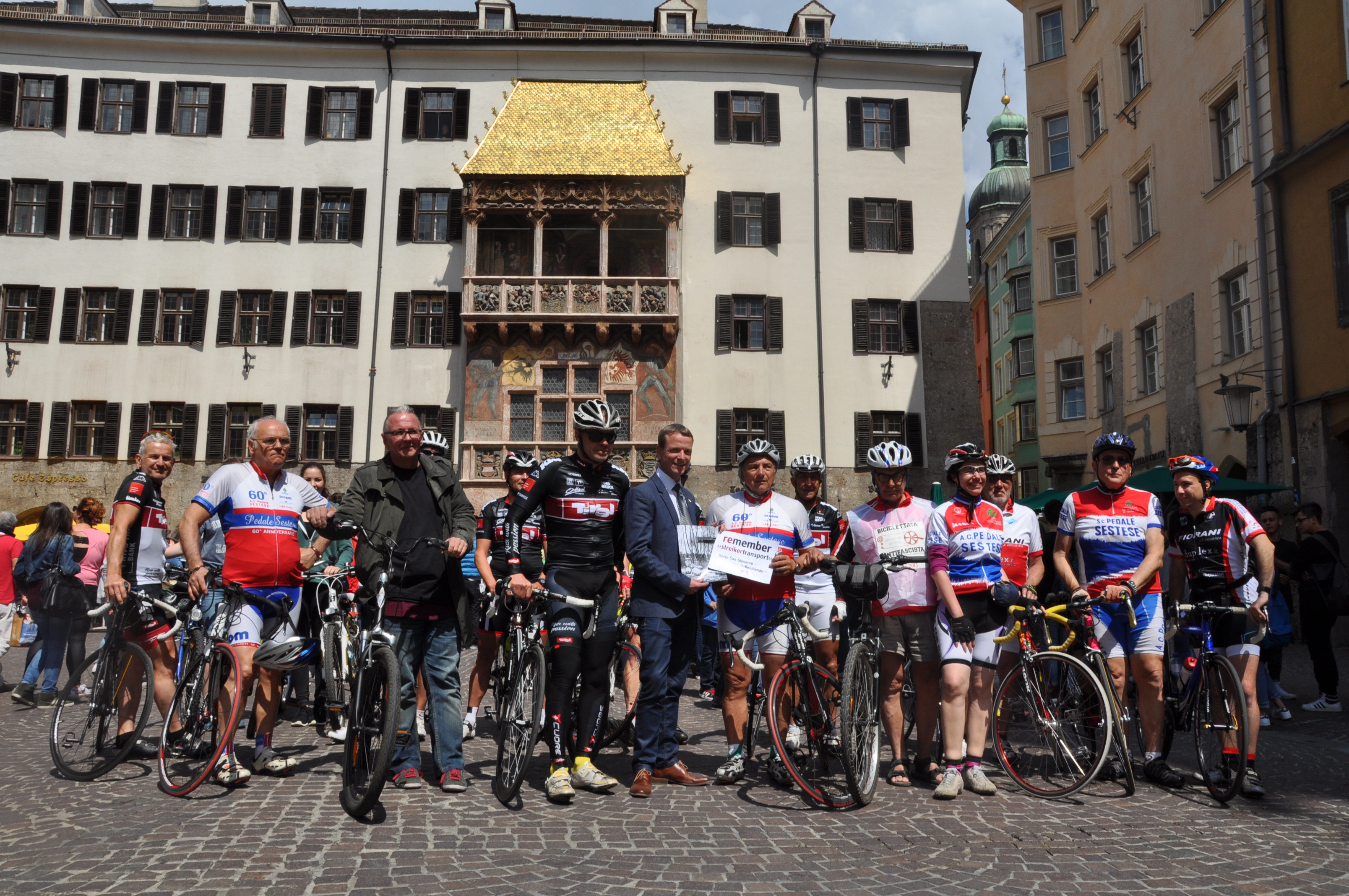Einen Zwischenstopp in Innsbruck legte am 08. Mai 2015 eine RadfahrerInnendelegation der italienischen Gedenkorganisation ANED (Associazione nazionale ex deportati) ein. Sie war auf dem Weg zur Gedenkfeier in Mauthausen. Bei ihrem Besuch in Innsbruck gedachten sie den ca. 100 italienischen Männern und Burschen, die 1944 in das Lager Reichenau deportiert wurden. Vizebürgermeister Christoph Kaufmann empfing die Delegation in der Innsbrucker Altstadt.