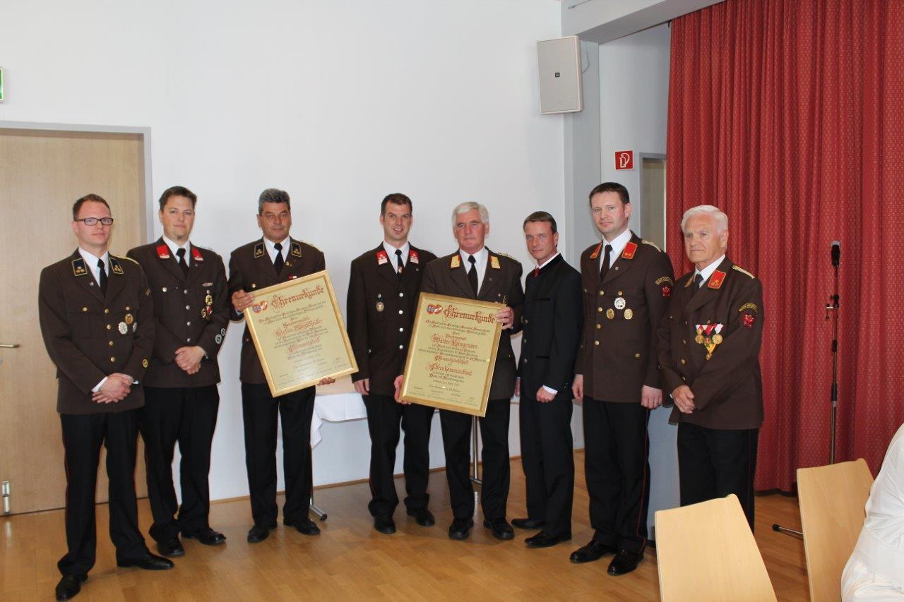 Im Zuge der traditionellen Florianifeier der FFW Amras wurden im Beisein von Vizebürgermeister Christoph Kaufmann und Kommandant Hannes Trenkwalder mit seinem Ausschuss Stefan Wegscheider (3.v.l.) für seine 20-jährige Tätigkeit als Kassier und Walter Laimgruber (4.v.r.) für 20 Jahre Ehrenkommandantschaft die Ehrenurkunde überreicht.