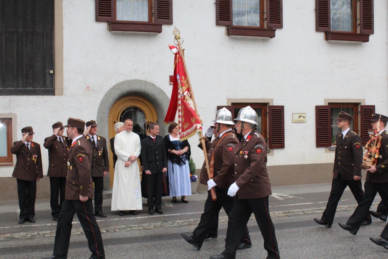 Im Zuge der traditionellen Florianifeier der FFW Amras wurden im Beisein von Vizebürgermeister Christoph Kaufmann und Kommandant Hannes Trenkwalder mit seinem Ausschuss Stefan Wegscheider (3.v.l.) für seine 20-jährige Tätigkeit als Kassier und Walter Laimgruber (4.v.r.) für 20 Jahre Ehrenkommandantschaft die Ehrenurkunde überreicht.