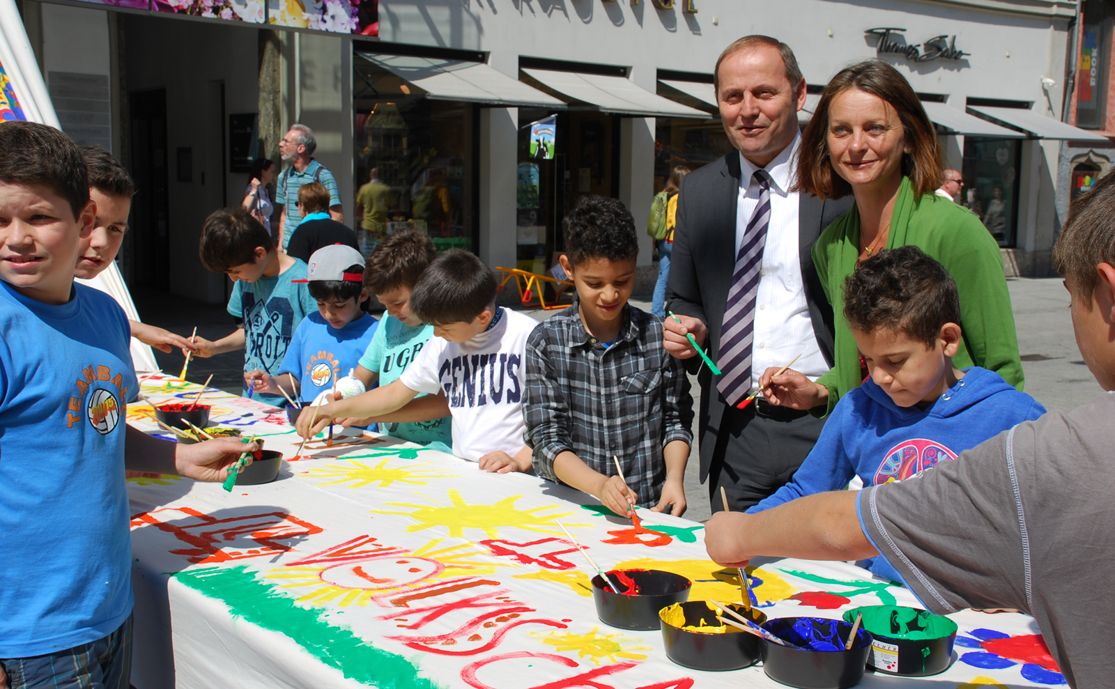 Energielandesrat LH Stv. Geisler und Vize-Bürgermeisterin Sonja Pitscheider verewigen mit den Kindern der VS Altwilten ihre Eindrücke zum Thema Sonne.