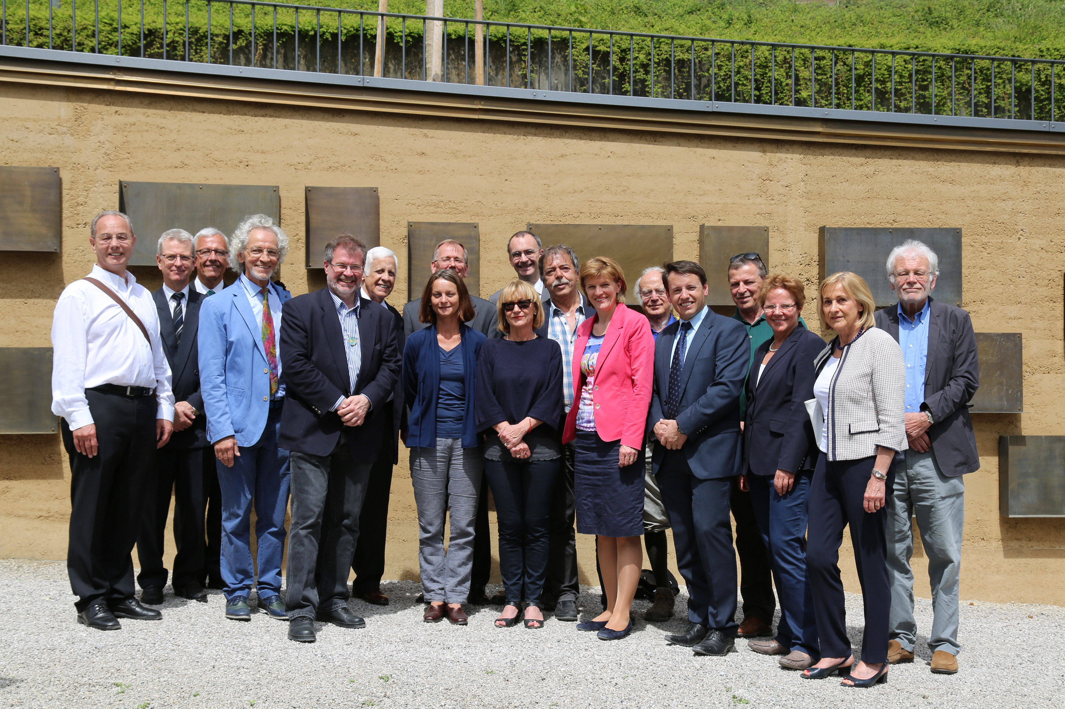 Bürgermeisterin Christine Oppitz-Plörer, Stadtrat Gerhard Fritz und Vizebürgermeisterin Sonja Pitscheider (Mitte) mit allen Beteiligten bei der feierlichen Einweihung der neu errichteten Urnenwand im Höttinger Friedhof.