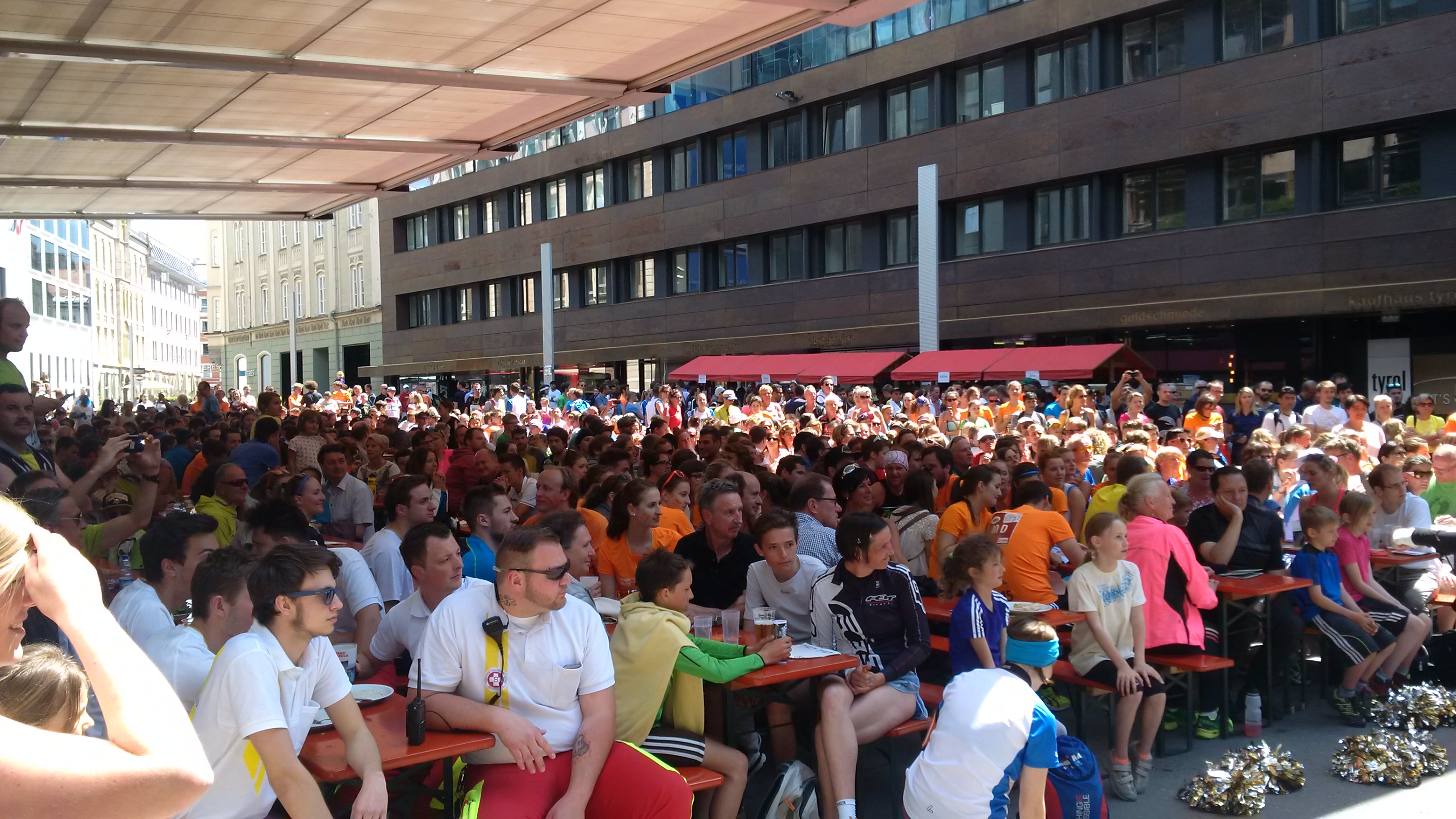 Bei strahlendem Sonnenschein fand der 31. Innsbrucker Stadtlauf statt. Rund 3.000 laufbegeisterte TeilnehmerInnen, davon fast 800 Kinder, verwandelten das Stadtgebiet in eine Laufstrecke. Mit dabei (v.l.) Marketingleiter der Tiroler Sparkassen Mag. Stefan Lahartinger, Organisator "Innsbruck läuft ‎" Dieter Hoffmann und Vizebürgermeister Christoph Kaufmann.