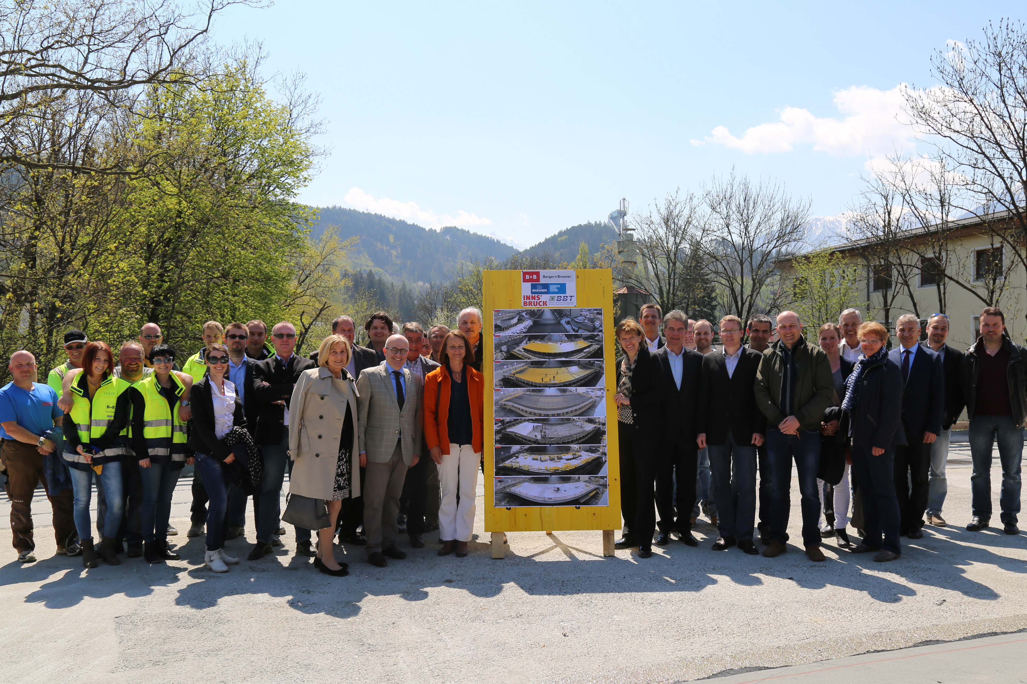 Hatten Grund zum Feiern: Vizebürgermeisterin Sonja Pitscheider (M. links) Bürgermeisterin Christine Oppitz-Plörer (M. rechts), und Konrad Bergmeister (Vorstand BBT SE) beim Richtfest der St. Bartlmä-Brücke