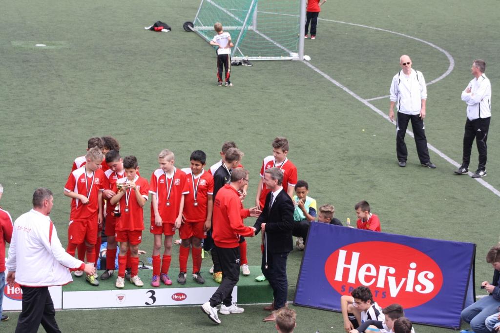 In der Sportanlage Wiesengasse fand im Mai der 13. Interntionale Hervis Cup statt. Vizebürgermeister Christoph Kaufmann nahm die Siegerehrung der U13-Mannschaften vor und gratulierte den glücklichen Siegern.