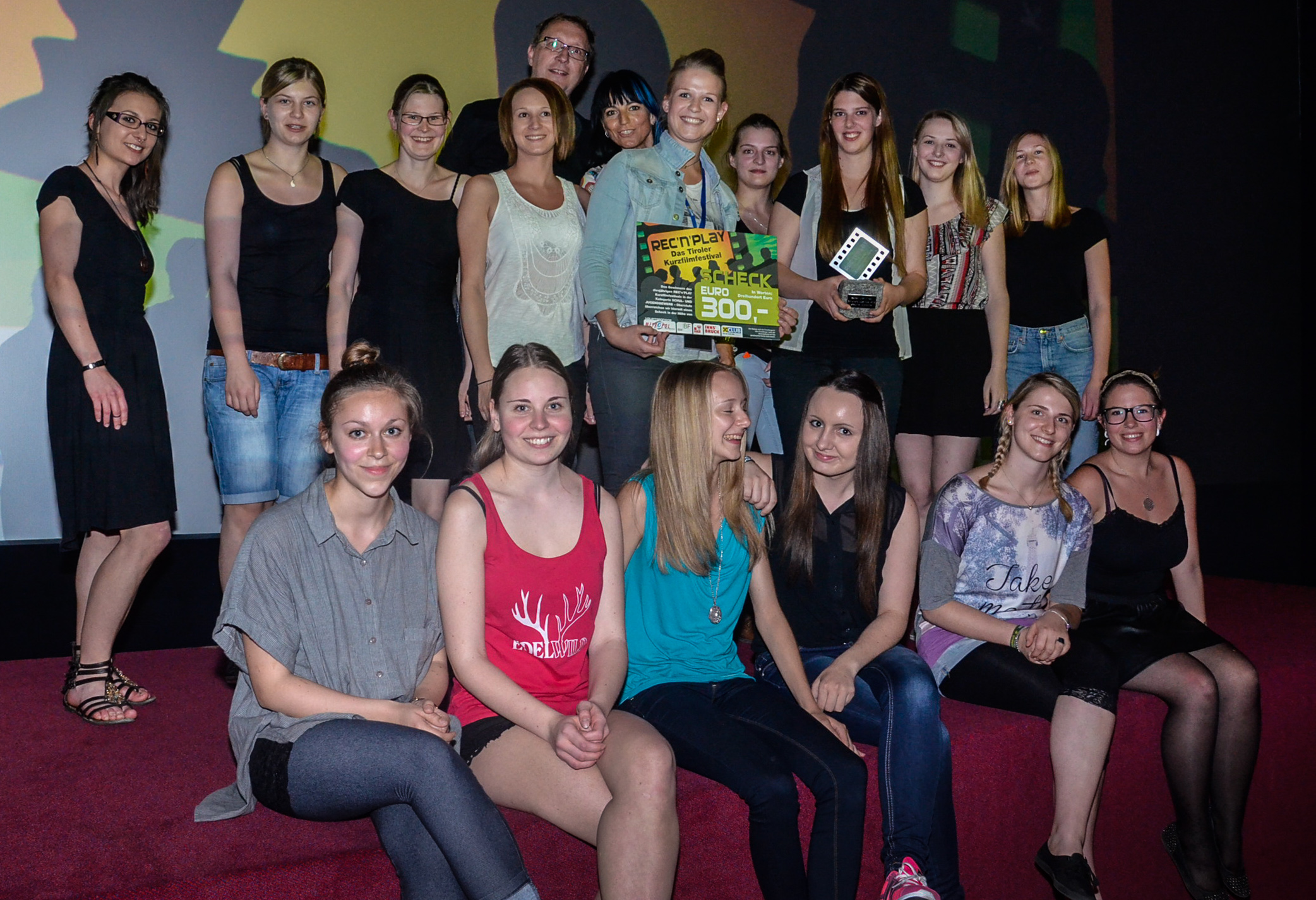 Am 18. Mai 2015 trafen sich zum FREIEN BEWERB des REC’n’PLAY-Kurzfilmfestivals nicht nur Filmemacher, sondern auch zahlreich erschienenes, filminteressiertes Publikum und eine Fachjury, um den besten Film des REC’n’PLAY Kurzfilmfestivals 2015 zu wählen. Dabei galt es, 17 Nominierungen, die unterschiedlicher nicht sein konnten, mit einer Maximallänge von je 15 Minuten anzusehen und zu bewerten. „Keine leichte Aufgabe, aber es ist irrsinnig interessant und macht Spaß!“, meint einer der Juroren. 
„Keiner von uns hätte gedacht, dass sich der Ansturm vom letzten Jahr noch toppen lässt!“, resümieren die Veranstalter und können das dermaßen große Interesse am Festival noch gar nicht fassen. „Natürlich hoffen wir, auch im nächsten Jahr einen solchen Ansturm erleben zu dürfen – wir haben jedenfalls schon jede Menge Ideen für das REC’n’PLAY Kurzfilmfestival 2016!“