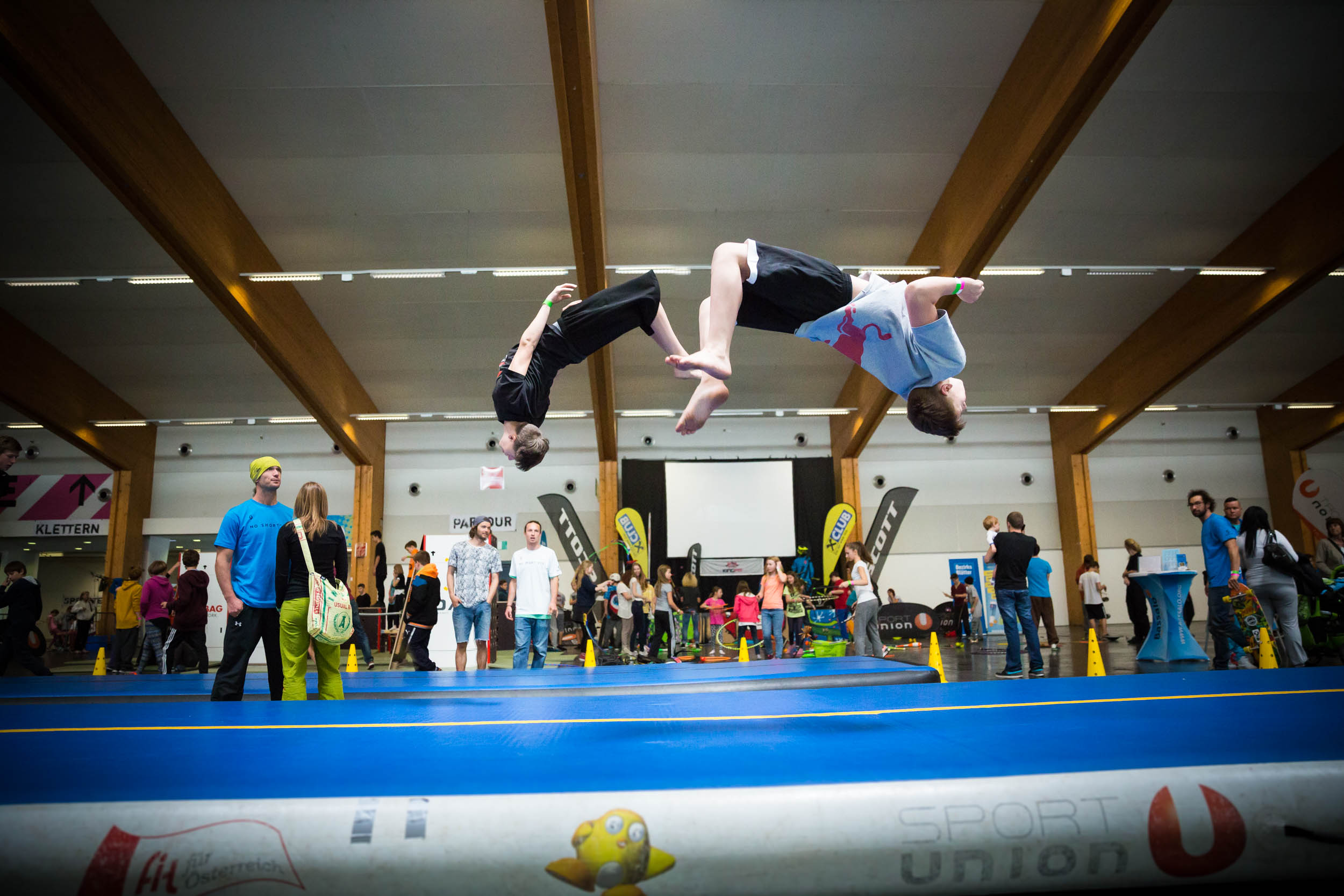 Freerunning, Airtrack, Longboarden, BMX, Slacklining, Floorball, Selbstverteigdigung für Mädchen, Hip Hop, Speedtennis und Skateboarden – dies sind nur einige der vielen Sportarten, die die Burschen und Mädls in die Messehalle D lockte. 
Am Freitag war die U Tour reserviert für 400 SchulerInnen aus dem Raum Innsbruck und Umgebung und Schauplatz eines besonderen Wettkampfes - der School Challenge – bei dem sich Zweierteams in vier Sportarten bei lautstarker Anfeuerung ihrer KlassenkammeradInnen messen konnten.
Am Samstag öffnete die U Tour dann für Jung und Alt – jede/r war willkommen. Bereits vor Eventbeginn fanden sich die ersten Jugendlichen vor der Halle ein und konnten es kaum erwarten, mit dem Flying Fox durch die Halle zu fliegen, über die Skate- und BMX-Rampen zu springen, sich im Go-Kart-Rennen zu „batteln“ oder auch den Adrenalin-Kick, bei einem Sprung in den AIR2BAG aus acht Meter Höhe, zu erleben. Ab Mittag wurde die Halle regelrecht gestürmt von trendsportbegeisterten Jugendlichen, die keine Zeit zum Verschnaufen hatten: zu vielfältig und zu spannend war das Angebot, das alle in Bewegung hielt.