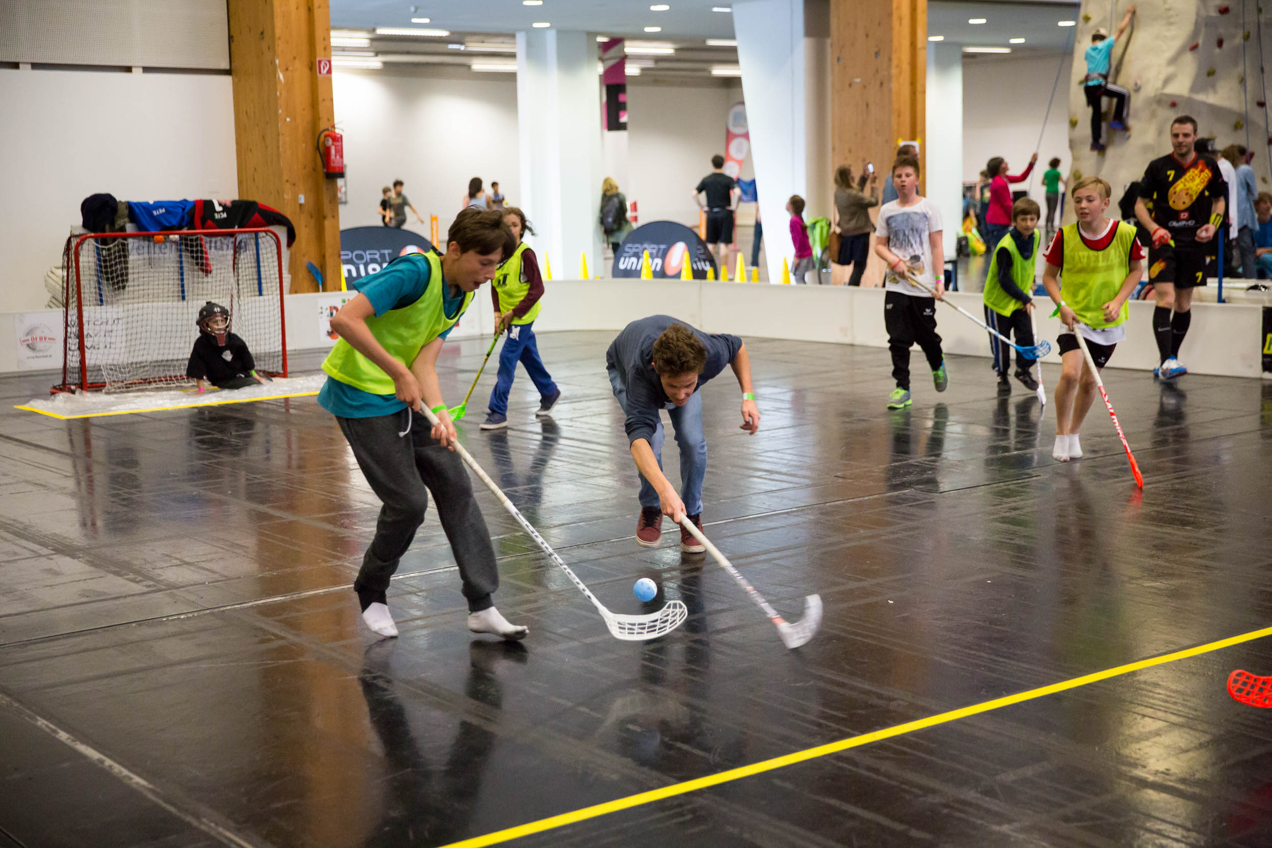 Freerunning, Airtrack, Longboarden, BMX, Slacklining, Floorball, Selbstverteigdigung für Mädchen, Hip Hop, Speedtennis und Skateboarden – dies sind nur einige der vielen Sportarten, die die Burschen und Mädls in die Messehalle D lockte. 
Am Freitag war die U Tour reserviert für 400 SchulerInnen aus dem Raum Innsbruck und Umgebung und Schauplatz eines besonderen Wettkampfes - der School Challenge – bei dem sich Zweierteams in vier Sportarten bei lautstarker Anfeuerung ihrer KlassenkammeradInnen messen konnten.
Am Samstag öffnete die U Tour dann für Jung und Alt – jede/r war willkommen. Bereits vor Eventbeginn fanden sich die ersten Jugendlichen vor der Halle ein und konnten es kaum erwarten, mit dem Flying Fox durch die Halle zu fliegen, über die Skate- und BMX-Rampen zu springen, sich im Go-Kart-Rennen zu „batteln“ oder auch den Adrenalin-Kick, bei einem Sprung in den AIR2BAG aus acht Meter Höhe, zu erleben. Ab Mittag wurde die Halle regelrecht gestürmt von trendsportbegeisterten Jugendlichen, die keine Zeit zum Verschnaufen hatten: zu vielfältig und zu spannend war das Angebot, das alle in Bewegung hielt.