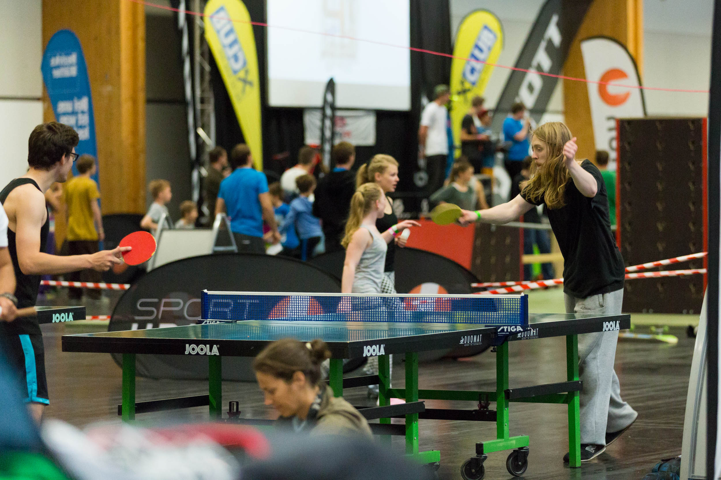 Freerunning, Airtrack, Longboarden, BMX, Slacklining, Floorball, Selbstverteigdigung für Mädchen, Hip Hop, Speedtennis und Skateboarden – dies sind nur einige der vielen Sportarten, die die Burschen und Mädls in die Messehalle D lockte. 
Am Freitag war die U Tour reserviert für 400 SchulerInnen aus dem Raum Innsbruck und Umgebung und Schauplatz eines besonderen Wettkampfes - der School Challenge – bei dem sich Zweierteams in vier Sportarten bei lautstarker Anfeuerung ihrer KlassenkammeradInnen messen konnten.
Am Samstag öffnete die U Tour dann für Jung und Alt – jede/r war willkommen. Bereits vor Eventbeginn fanden sich die ersten Jugendlichen vor der Halle ein und konnten es kaum erwarten, mit dem Flying Fox durch die Halle zu fliegen, über die Skate- und BMX-Rampen zu springen, sich im Go-Kart-Rennen zu „batteln“ oder auch den Adrenalin-Kick, bei einem Sprung in den AIR2BAG aus acht Meter Höhe, zu erleben. Ab Mittag wurde die Halle regelrecht gestürmt von trendsportbegeisterten Jugendlichen, die keine Zeit zum Verschnaufen hatten: zu vielfältig und zu spannend war das Angebot, das alle in Bewegung hielt.