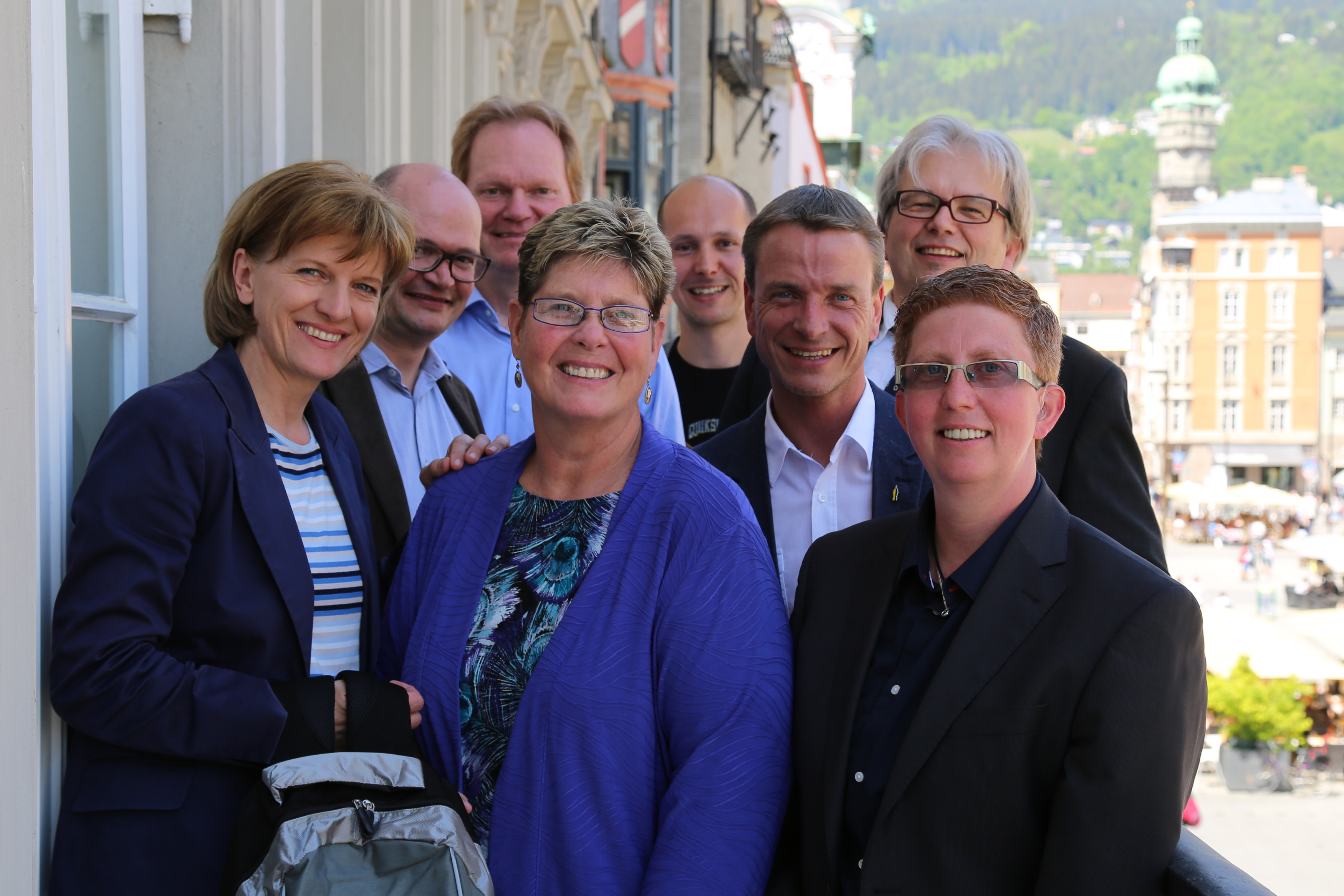 Beim Antrittsbesuch zum Informationsgespräch der 19. Winter-Deaflympics (1. Reihe v.l.): Bürgermeisterin Christine Oppitz-Plörer, Donalda Ammons (Vertreterin des International Comittee of Sports for the Deaf/ICSD, USA), Vizebürgermeister Chris-toph Kaufmann und Monika Mück (Leiterin des Tiroler Landesverbandes der Gehörlo-senvereine/TLGV) mit weiteren Vertretern des ICSD, ÖGSV und TLGV