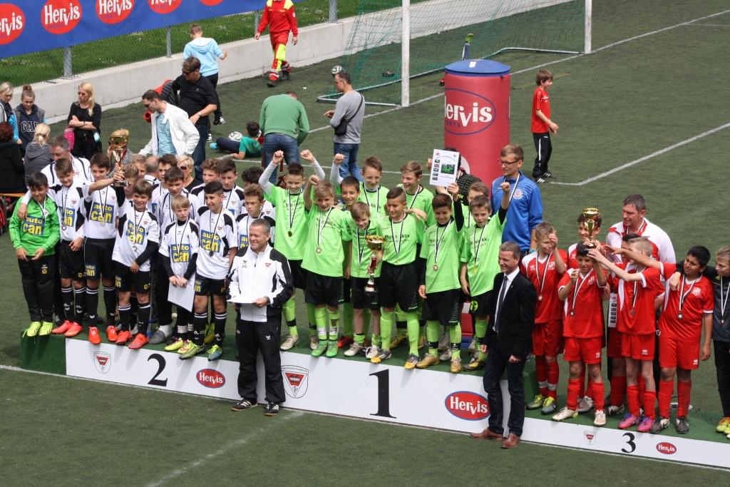 In der Sportanlage Wiesengasse fand im Mai der 13. Interntionale Hervis Cup statt. Vizebürgermeister Christoph Kaufmann nahm die Siegerehrung der U13-Mannschaften vor und gratulierte den glücklichen Siegern.