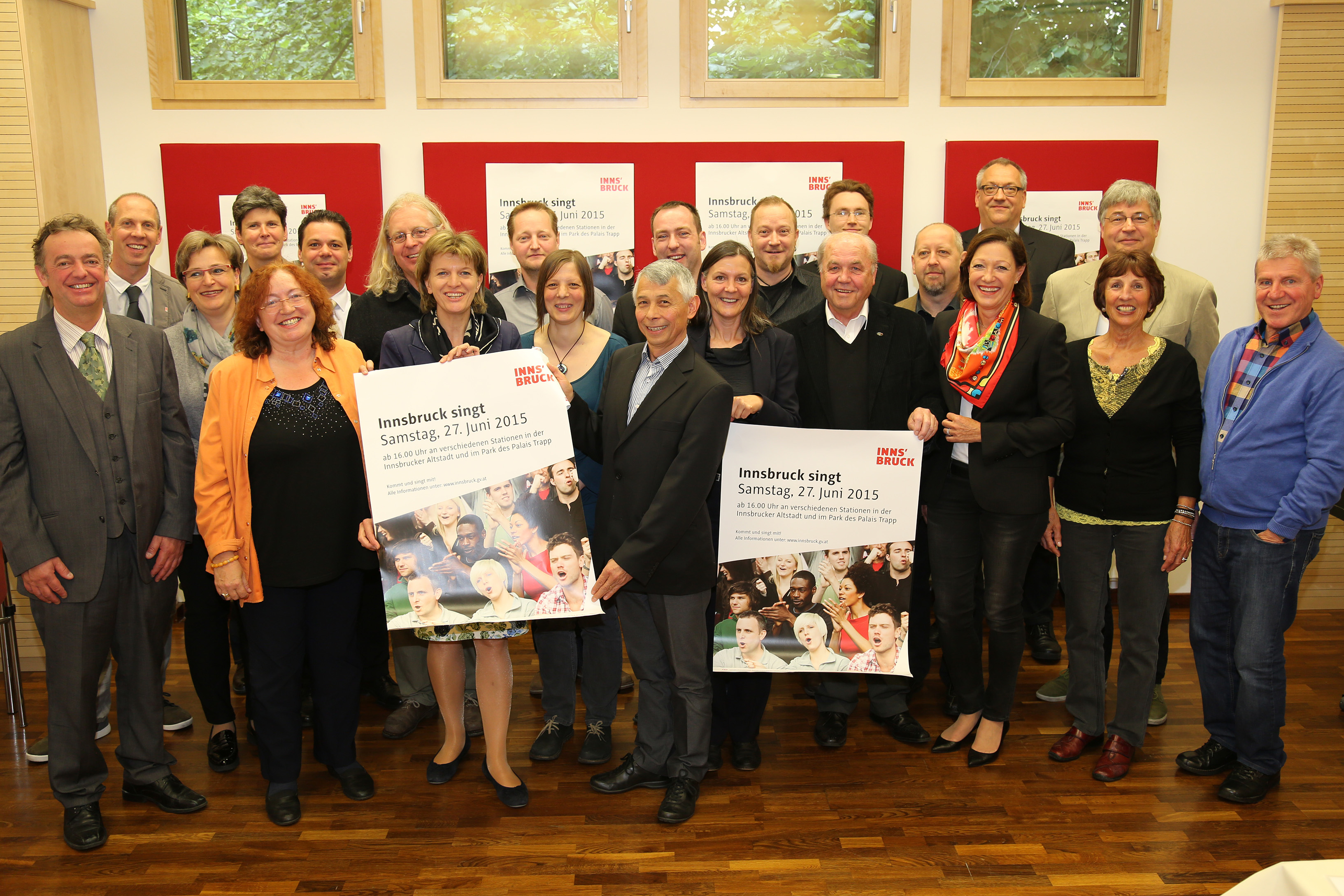 Bürgermeisterin Christine Oppitz-Plörer (3.v.l.) und Kulturamtsleiterin Maria-Luise Mayr (5.v.r.) beim Pressegespräch zu „Innsbruck singt“ mit dem Sponsor Audioversum, vertreten durch Christina Beste (3.v.r.), und allen Beteiligten, die schon mit Spannung dem 27. Juni entgegenfiebern.