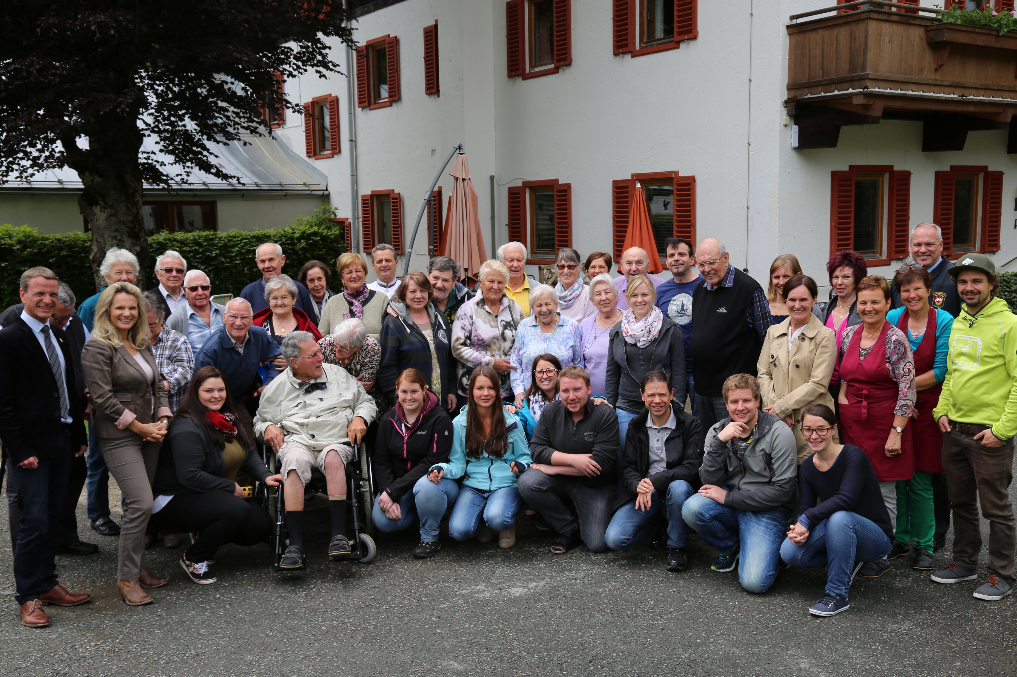 Ein Gruppenbild mit Vizebürgermeister Christoph Kaufmann (links), (daneben) Waltraud Buchberger, MSc (AZW-Schuldirektorin Pflege Standort Innsbruck und Hall), und Referatsleiterin Uschi Klee (3. Reihe, 3.v.r.) mit den pflegenden InnsbruckerInnen, ihren pflegebedürftigen Angehörigen und den SchülerInnen des AZW.