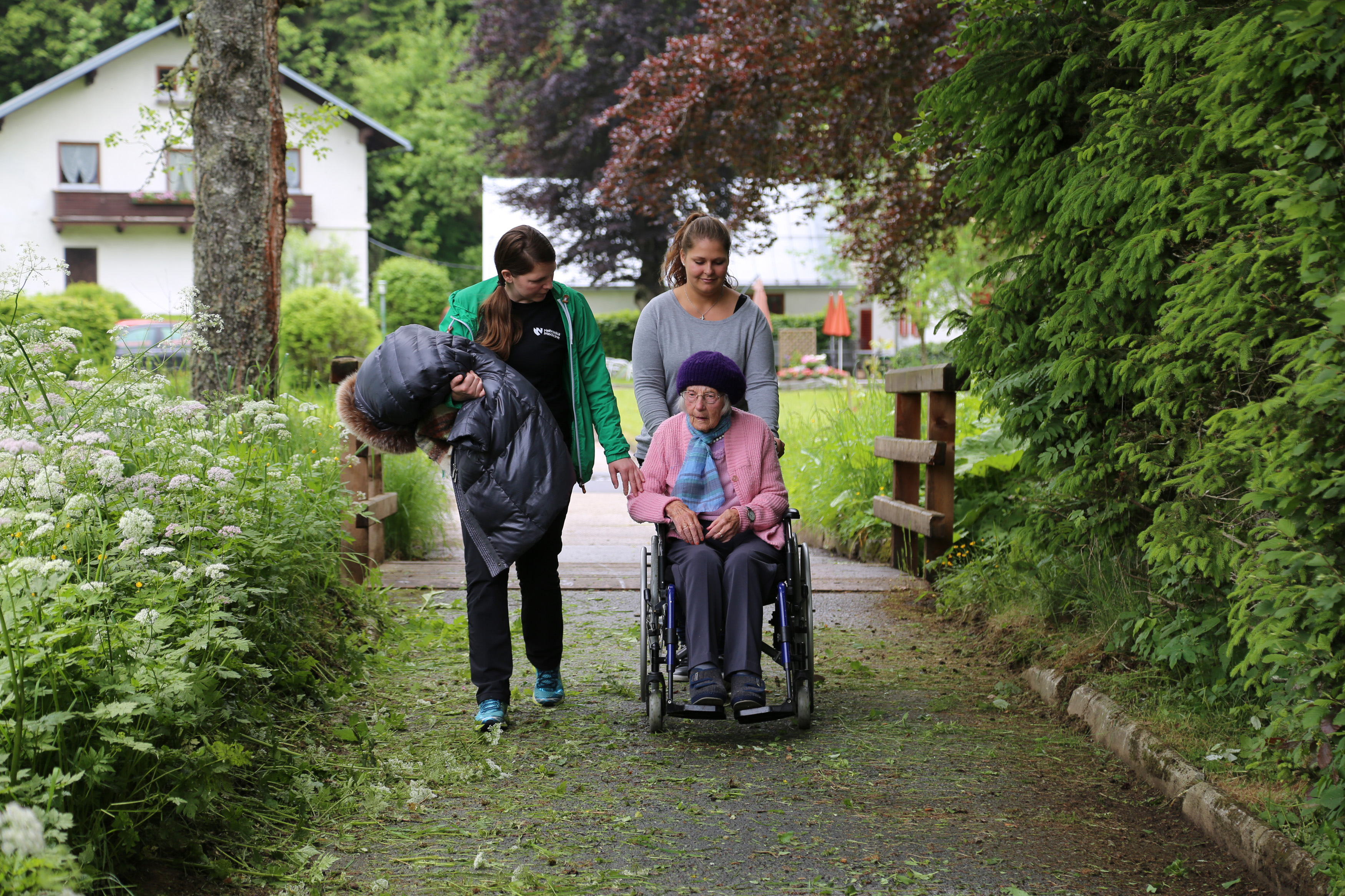 SchülerInnen des AZW kümmern sich liebevoll um die pflegebedürftigen InnsbruckerInnen, um den pflegenden Angehörigen etwas Entspannung und Freiraum zu schaffen.