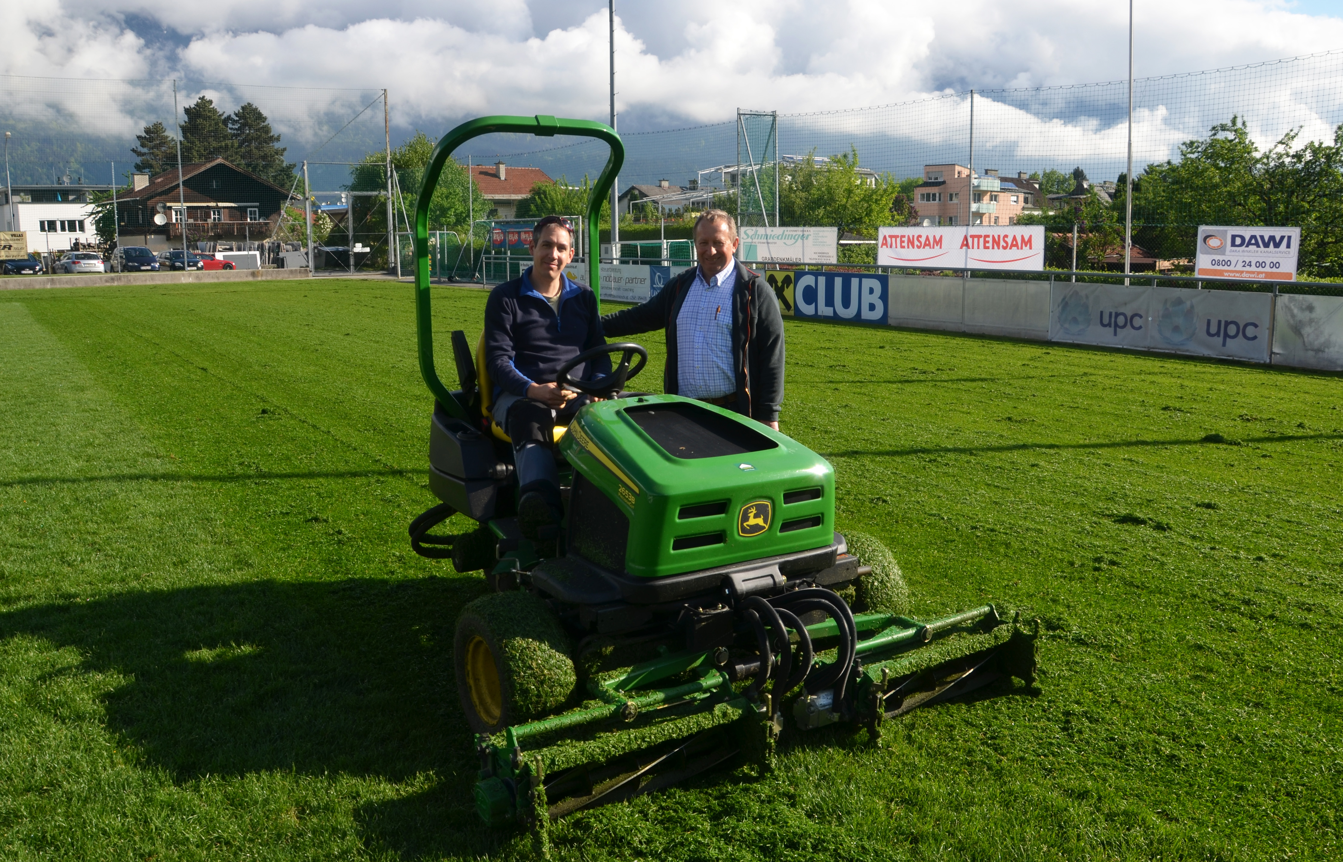 Max Stern (r) ist gemeinsam mit Michael Rott (l.) und dem restlichen Team unter anderem dafür verantwortlich, dass sich die Rasenplätze von ihrer besten Seite zeigen.