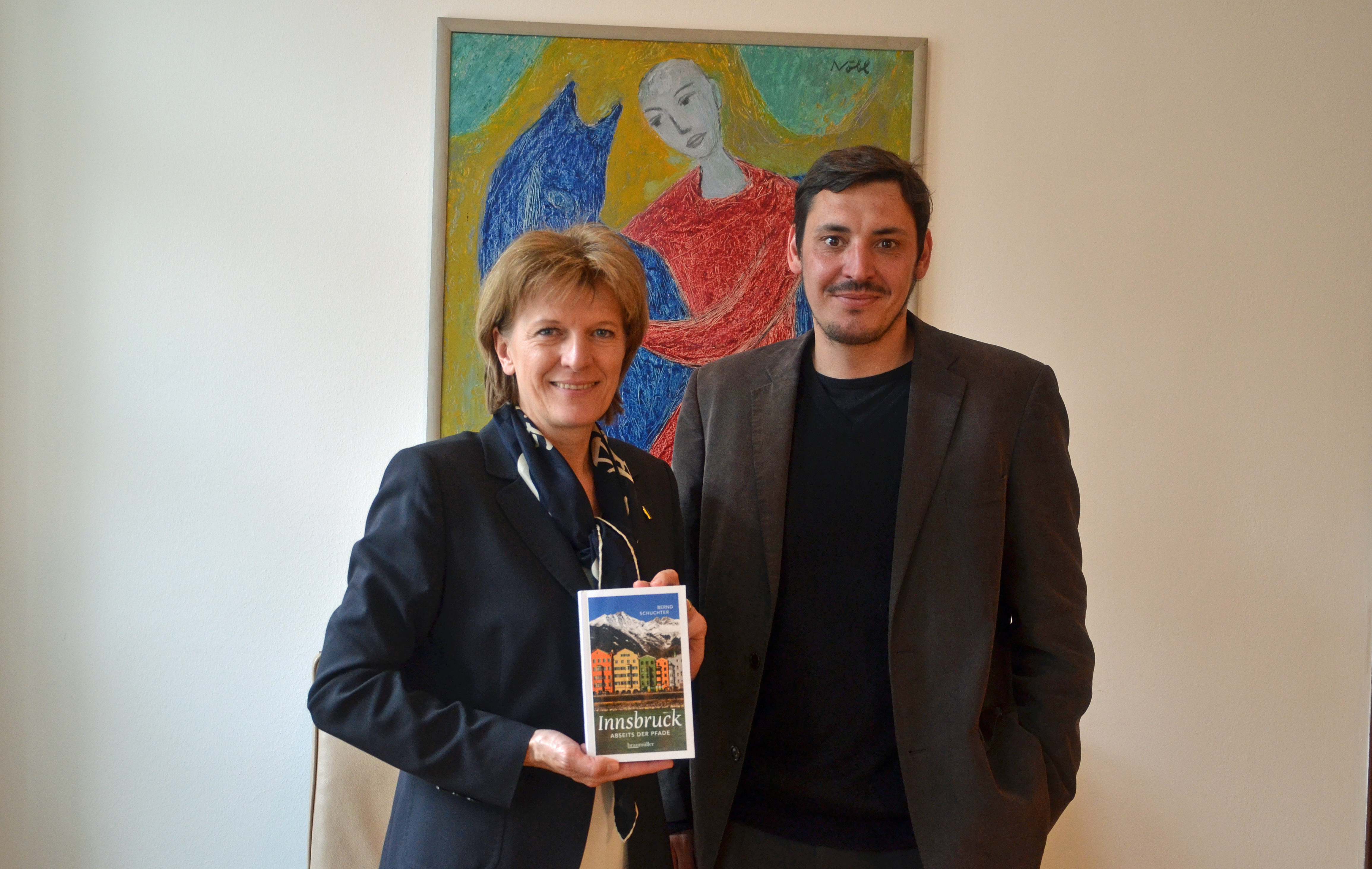 Bürgermeisterin Christine Oppitz-Plörer begrüßte den Autor Bernd Schuchter samt seines neuesten Werkes im Rathaus.