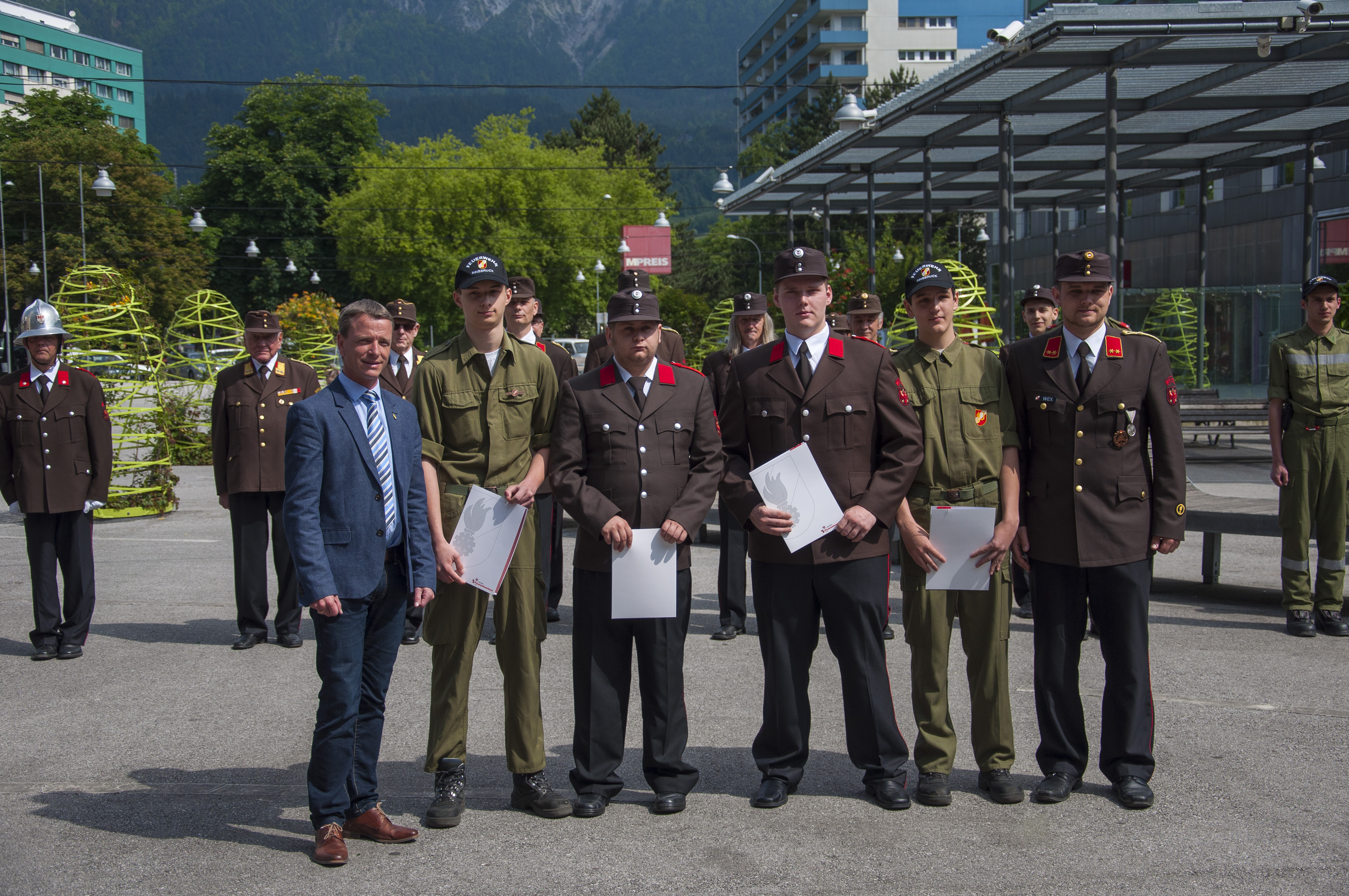 Beim Platzkonzert der Stadtmusikkapelle Neu-Arzt/Olympisches Dorf sorgten Ende Mai viele MusikantInnen für ein stimmungsvolles Ambiente am Luggerplatz. Vizebürgermeistert Christoph Kaufmann begrüßte alle Gäste herzlich.