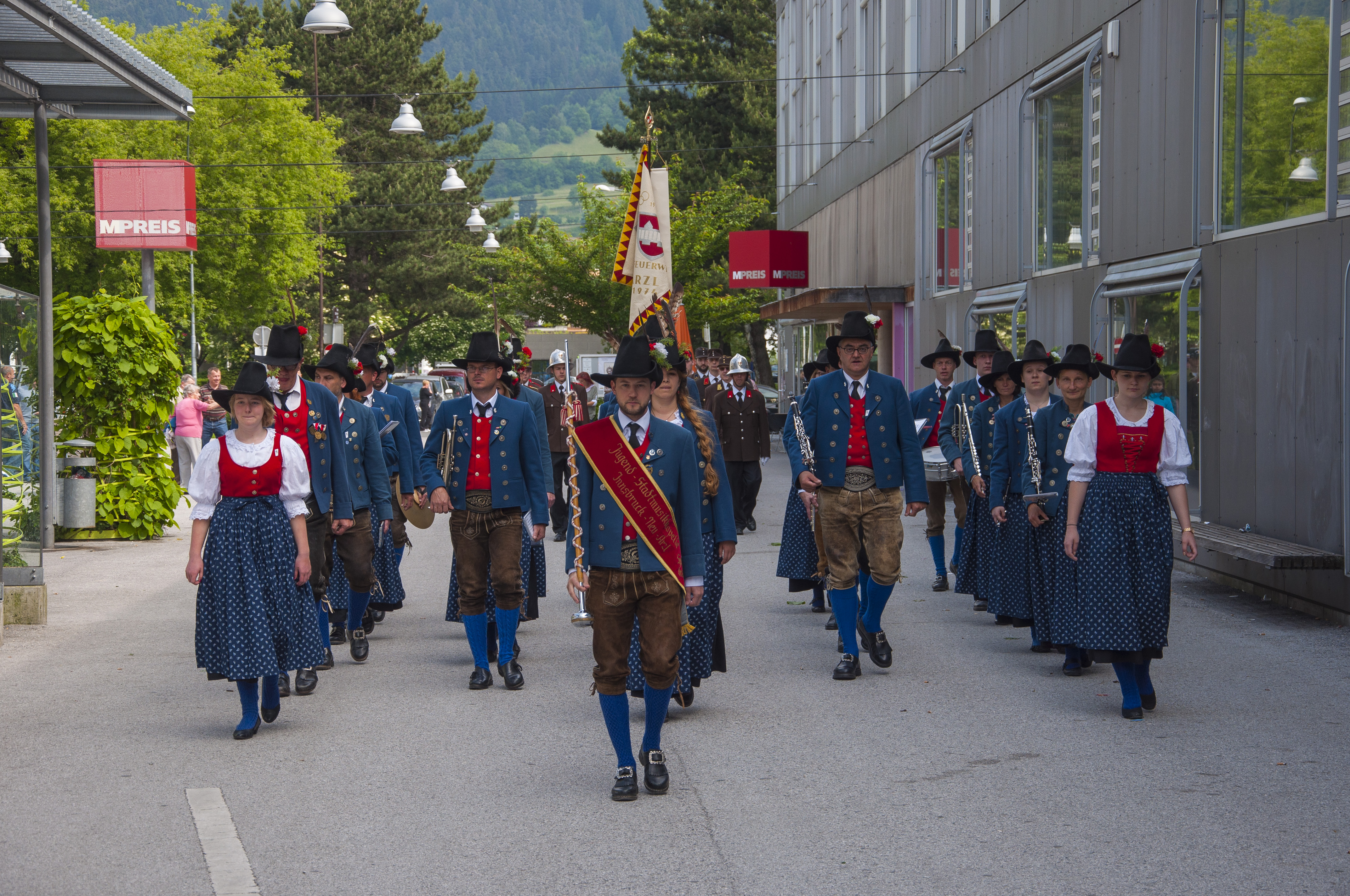 Beim Platzkonzert der Stadtmusikkapelle Neu-Arzt/Olympisches Dorf sorgten Ende Mai viele MusikantInnen für ein stimmungsvolles Ambiente am Luggerplatz. Vizebürgermeistert Christoph Kaufmann begrüßte alle Gäste herzlich.
