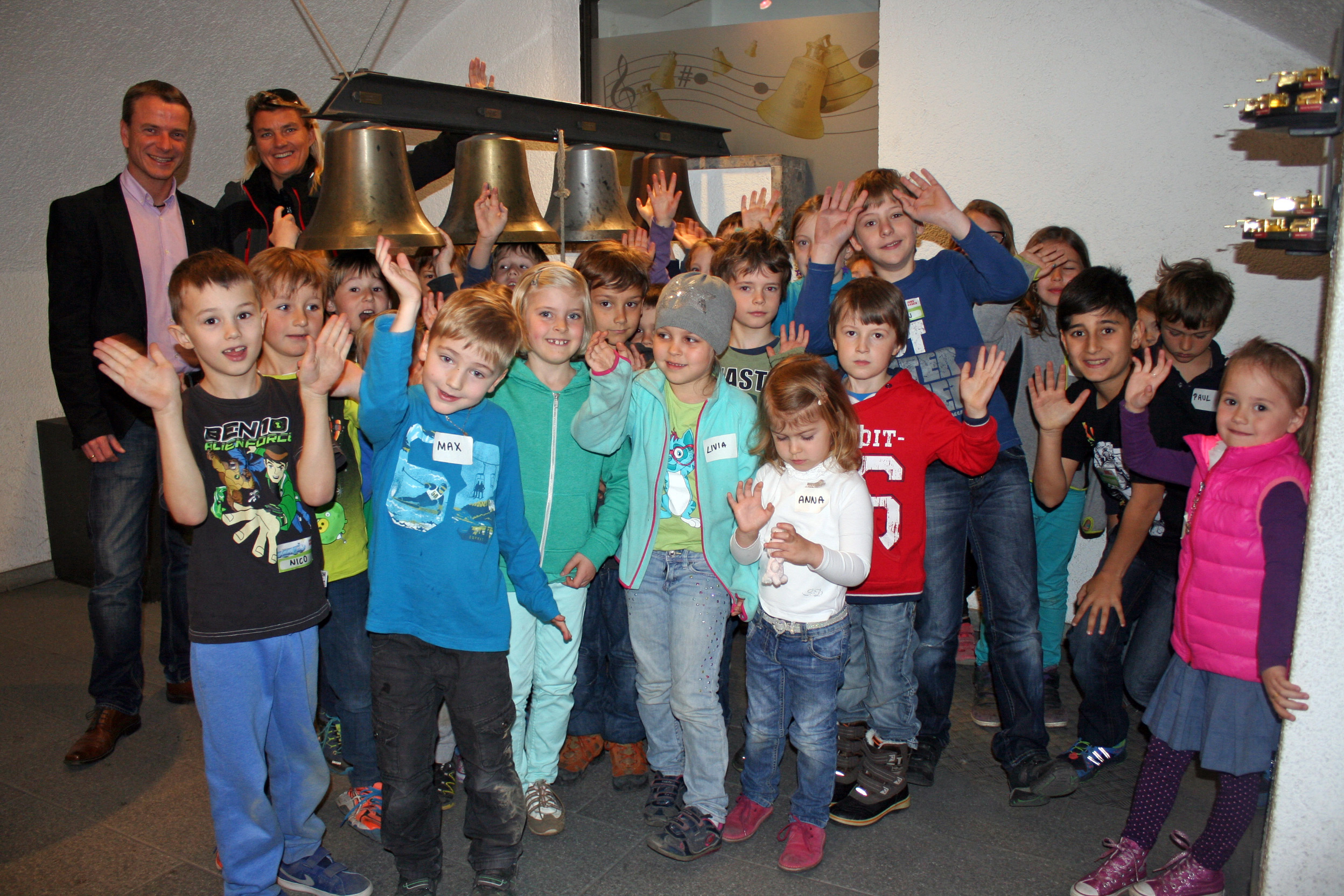 Mit dem Ferienzug und dem TeenXpress warten im Sommer spannende Programmpunkte auf Innsbrucks Kinder und Jugendliche. Bereits zu Ostern ging es mit Vizebürgermeister Christoph Kaufmann und Referentin Birgit Hofbauer im Rahmen des Ferienzuges in die Glockengießerei.