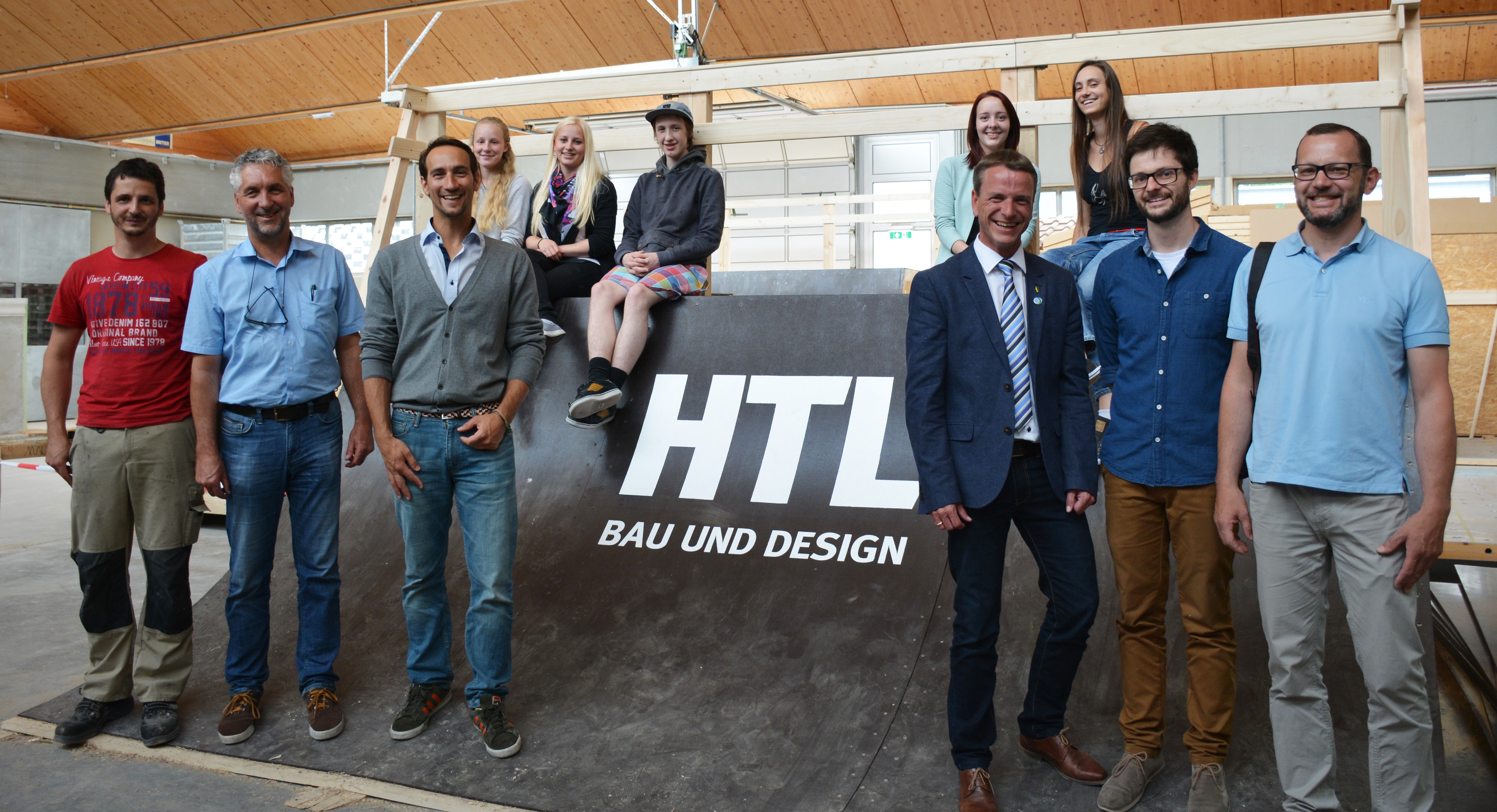 Präsentation der Rampen mit SchülerInnen der HTL Bau und Design, sowie v.l.n.r.: Fachlehrer Zimmerei Simon Jeitner, Werkstättenleiter Bildhauerei Michael Tefner, Geschäftsführer innsbruck-tirol sports GmbH Mag. Georg Spazier, Vzbgm. Christoph Kaufmann, Head of Operations Mag. Benno Steger, Fachlehrer Bildhauerei Markus Thurner