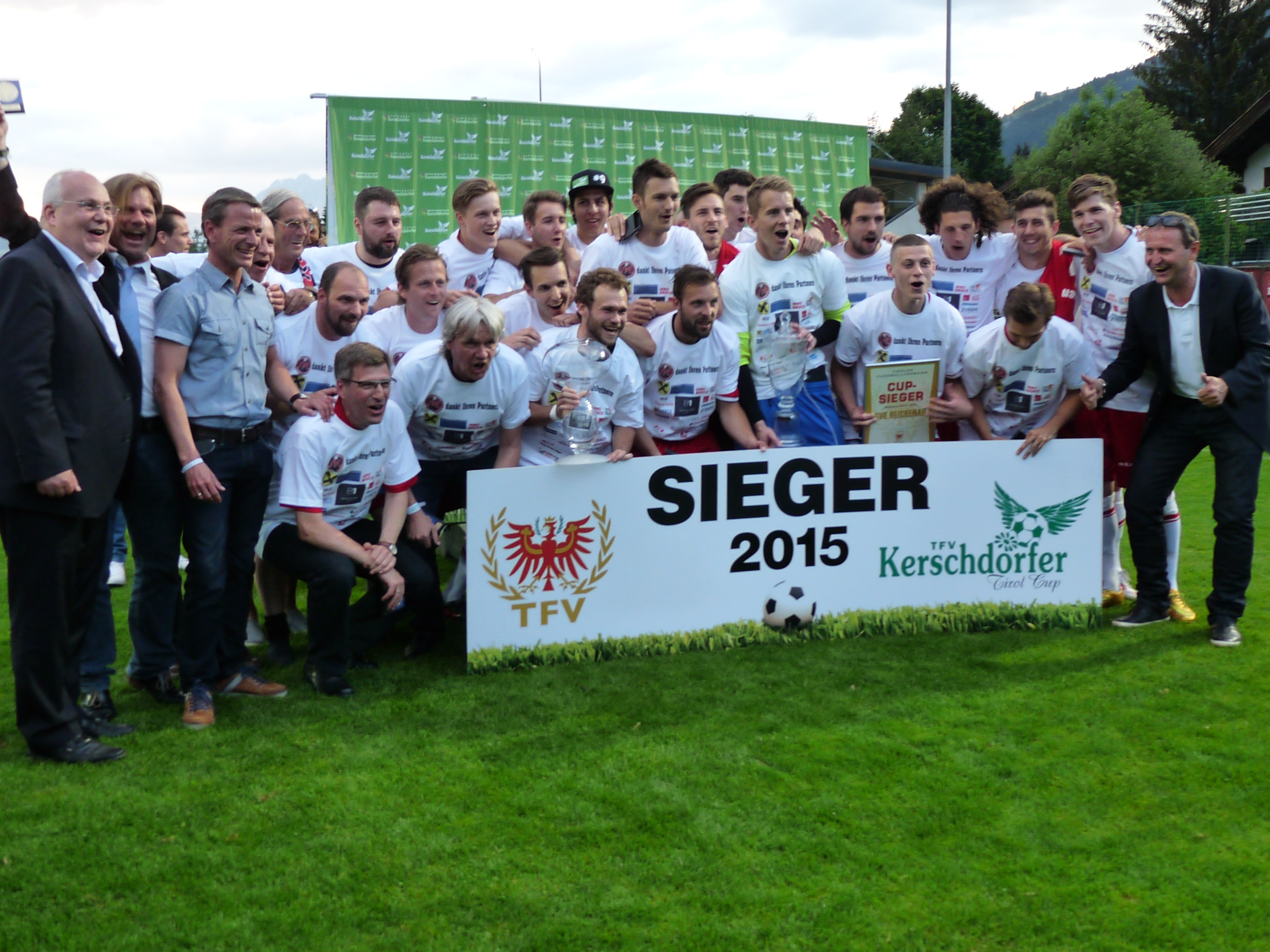 Vor fast 800 ZuseherInnen konnte der SVG Reichenau (Sportvereinigung Reichenau) das Finale des Kerschdorfer Tirol Cups am 03. Juni in Kitzbühel für sich entscheiden. Das Spiel sorgt für Nervenkitzel pur und so bezwang der SVG Reichenau den SVI (Sportverein Innsbruck) letztendlich im Elfmeterschießen (8:7). Auch Günther Mitterbauer (Sport Union-Präsident), Vizebürgermeister Christoph Kaufmann, Martin Kerschdorfer und Wacker-Präsident Josef Gunsch (v. l.) ließen sich das Sportspektakel nicht entgehen.